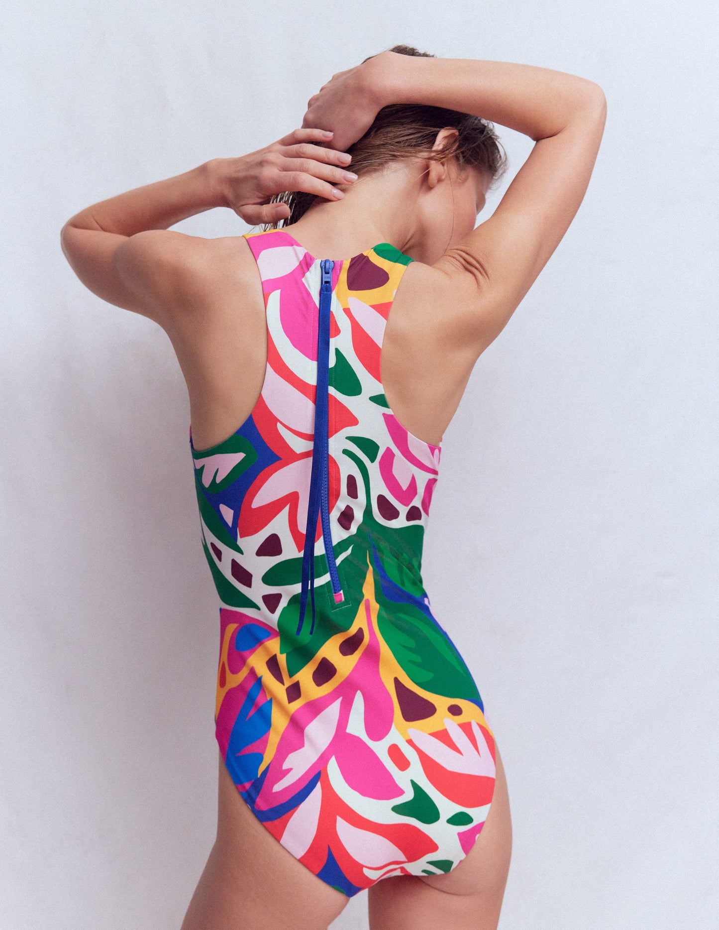 Sportlicher Badeanzug mit Paspel-Bunt, Blattkaskade