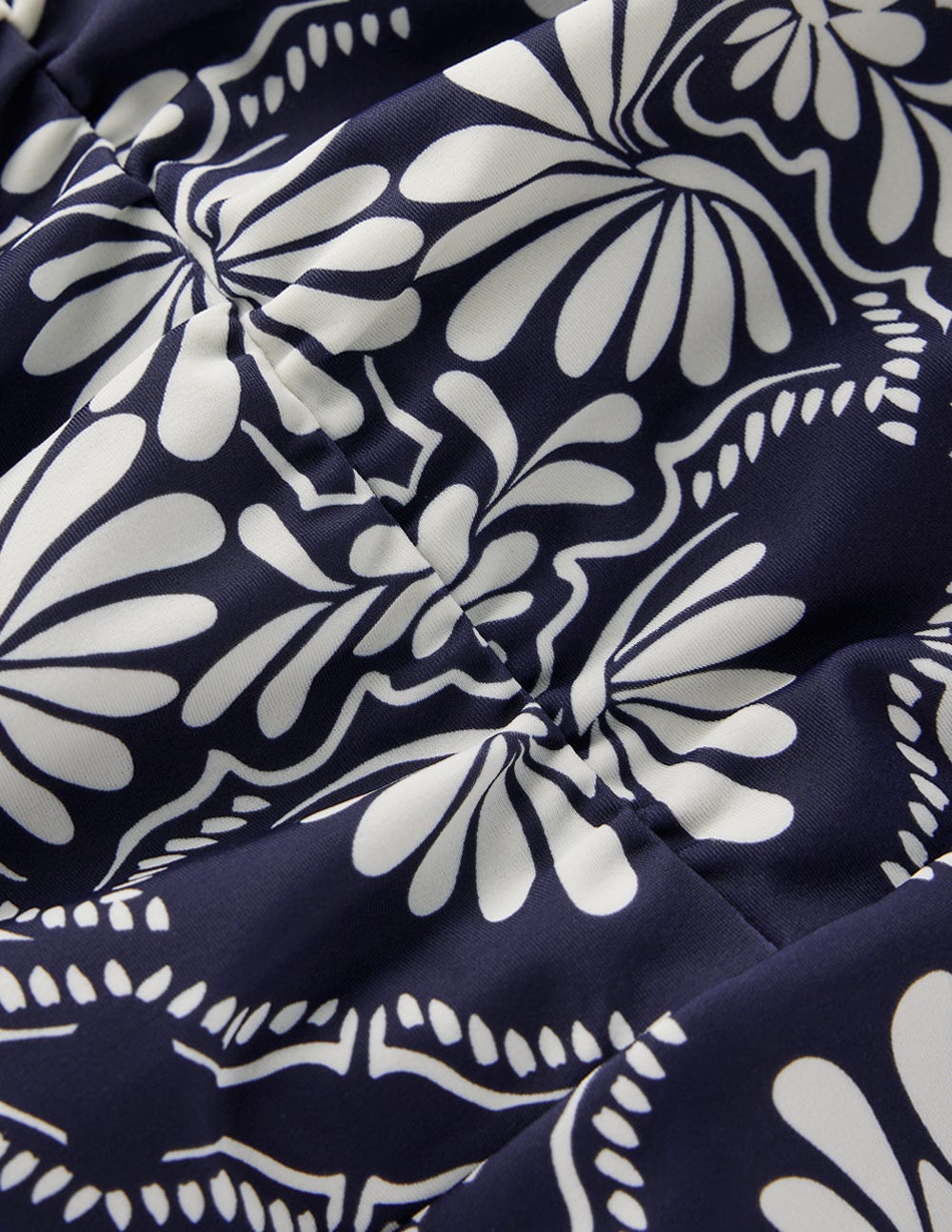 Geraffter Badeanzug zum Binden-Französisches Marineblau, Botanischer Charme-7