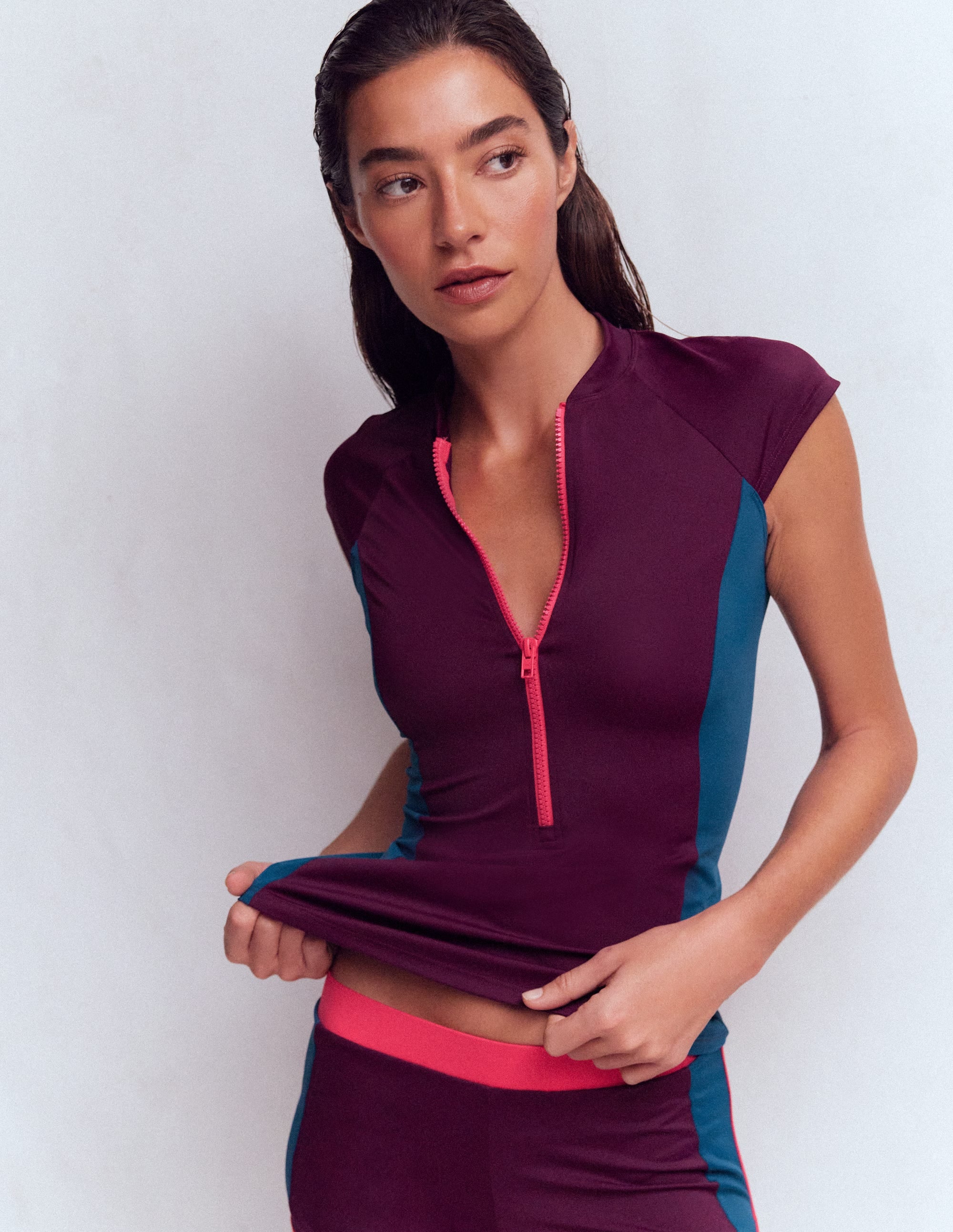 Kurzärmliges Badeshirt-Violett, Blockfarben - Image 4