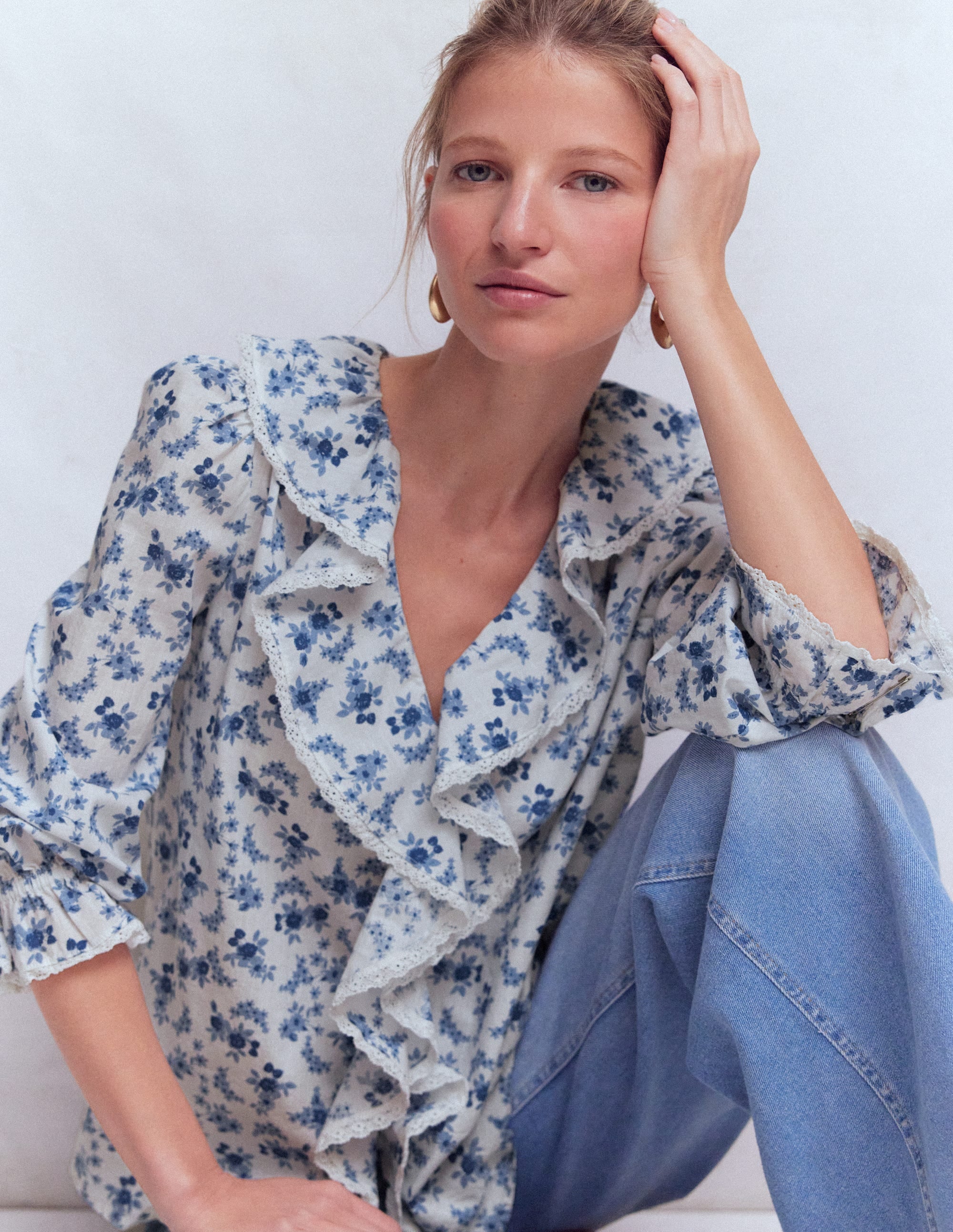 Eliza Rüschenbluse mit V-Ausschnitt-Turmalinblau, Zierliche Rebe - Image 1