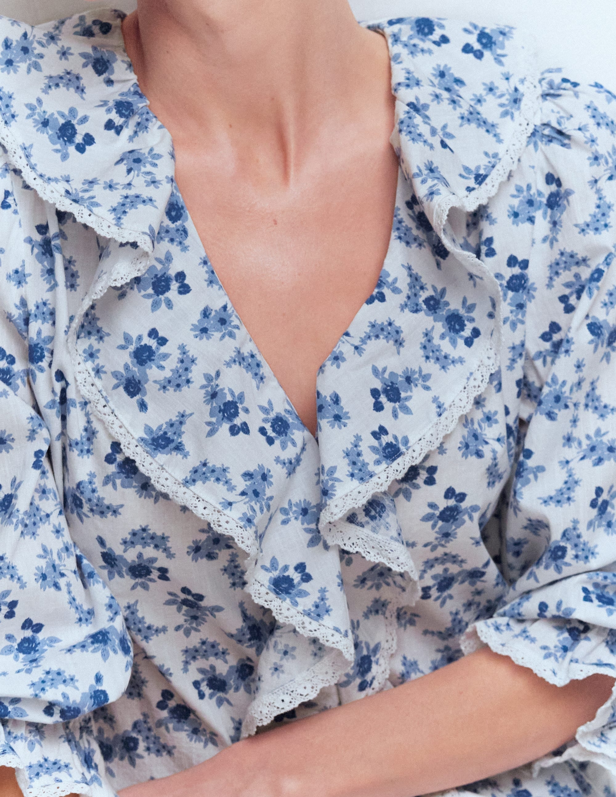 Eliza Rüschenbluse mit V-Ausschnitt-Turmalinblau, Zierliche Rebe - Image 2