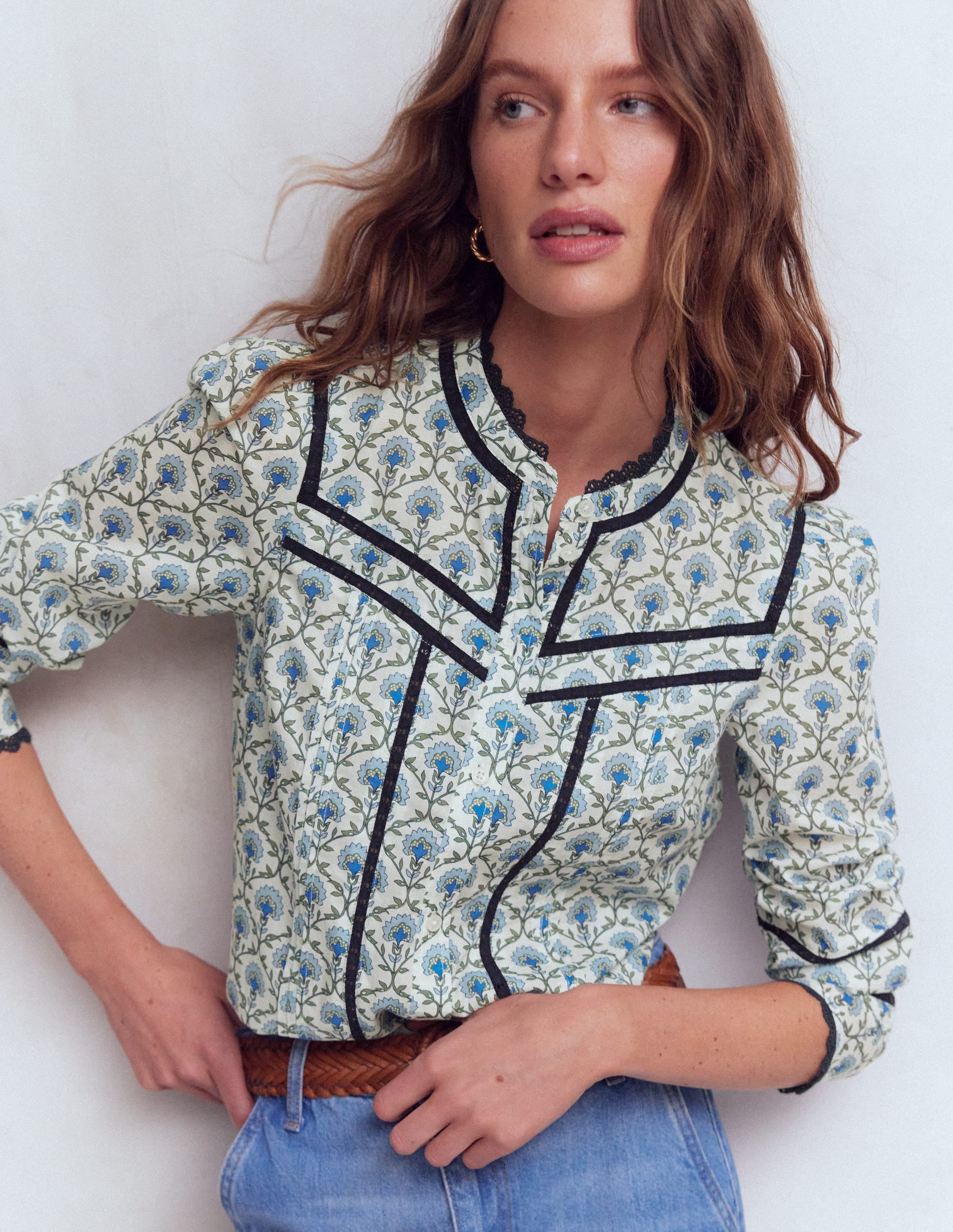 Top Carmen en coton à détails en dentelle-Ivoire, motif Flower Lattice - Image 1