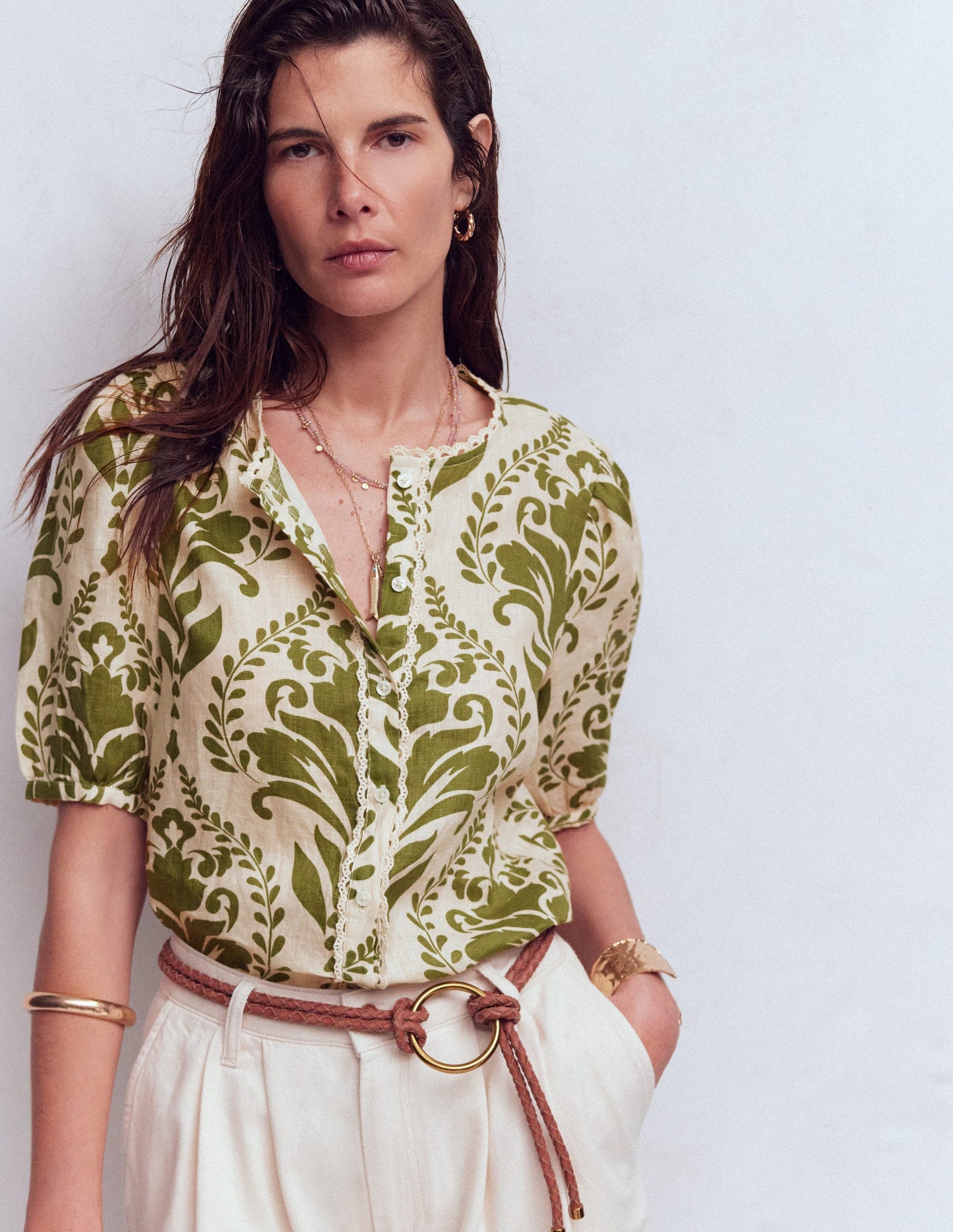 Leah Kurzärmeliges Leinenoberteil-Naturweiß und Grün Blumenmuster