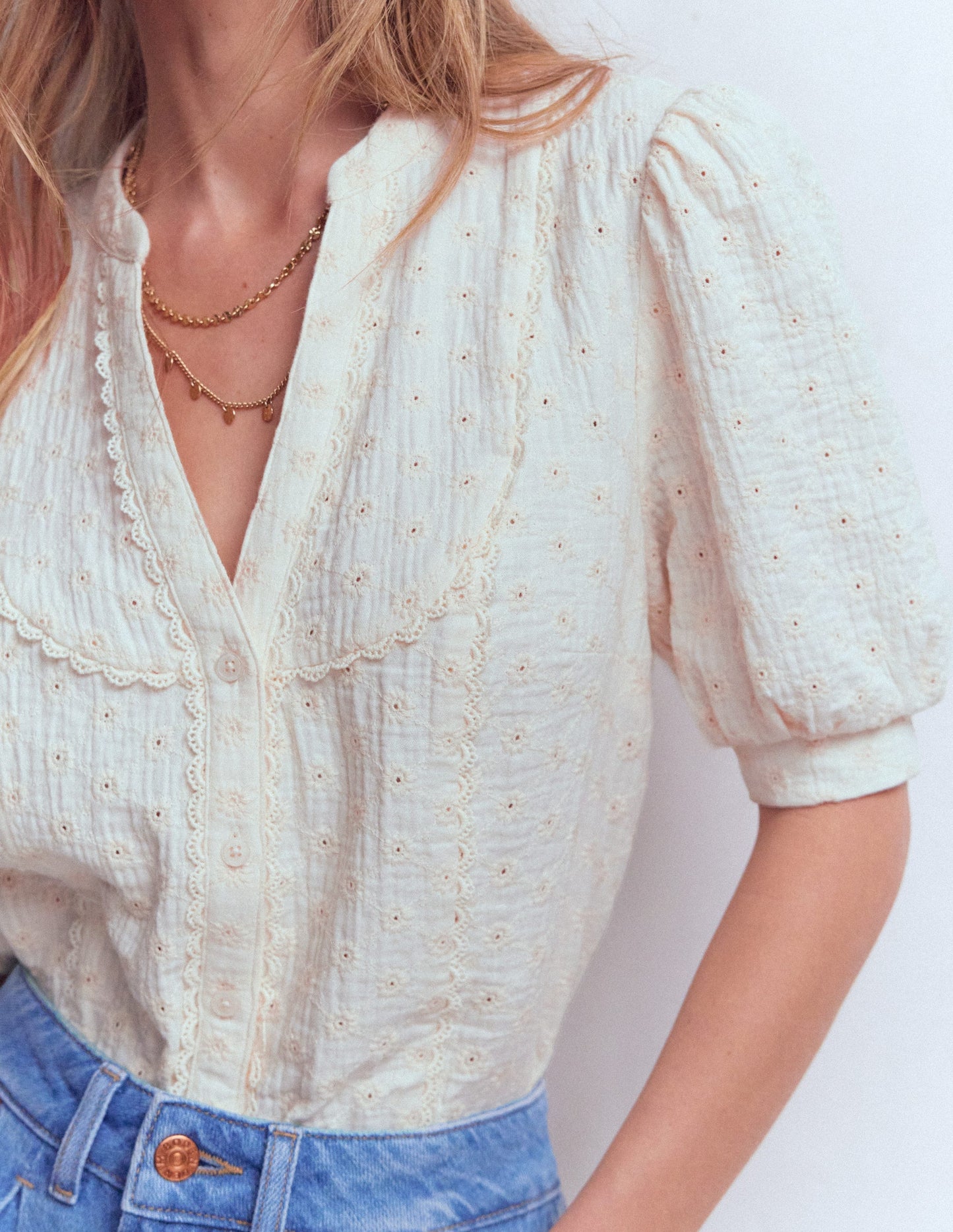 Doppeltuch-Oberteil mit eingearbeiteten Details-Naturweiß mit Lochstickerei