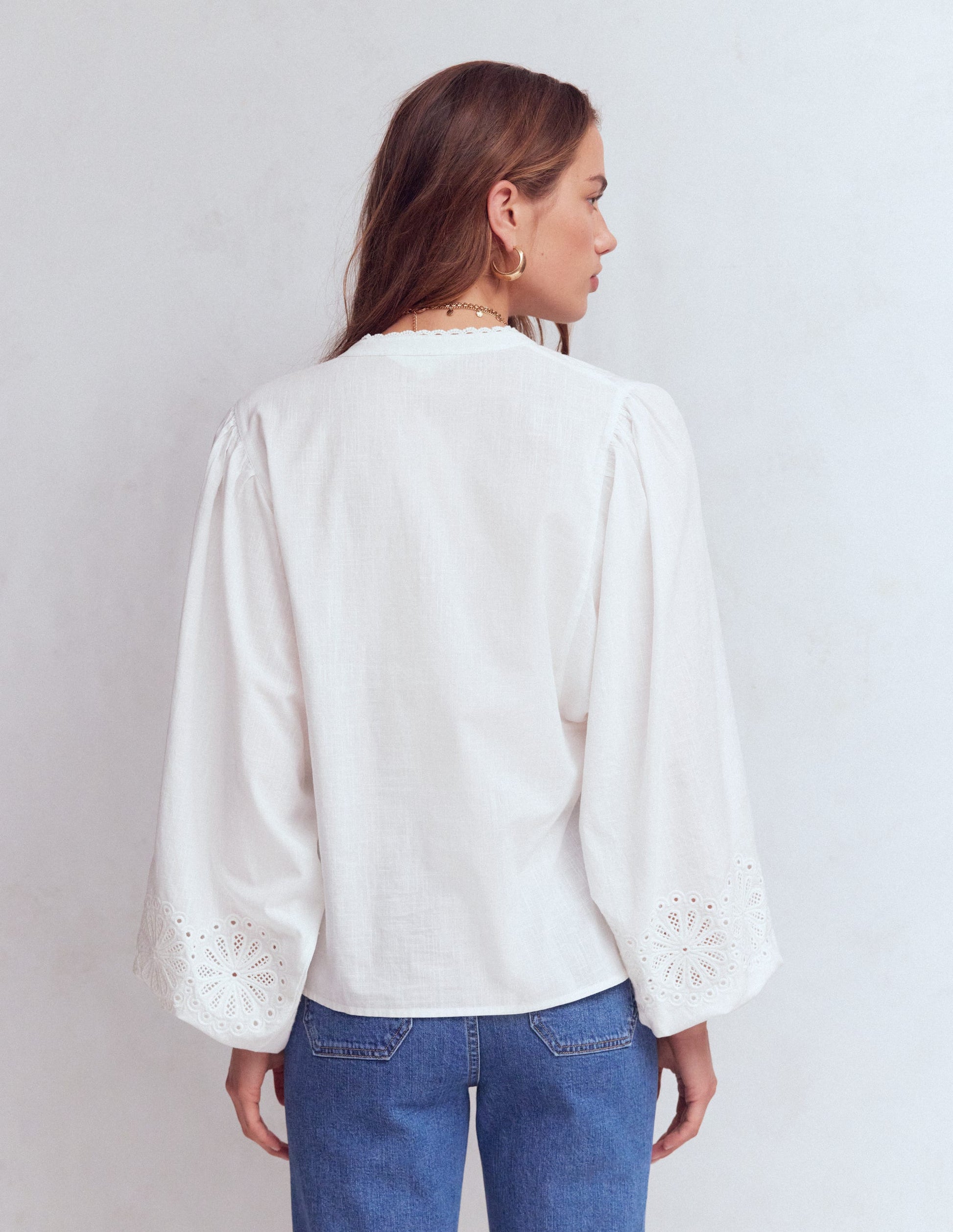 Besticktes Dolman-Oberteil mit Muschelsaum-Weiß-2