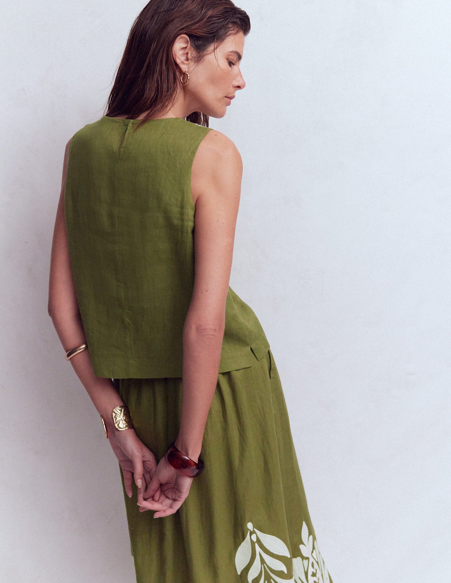 Sofia Besticktes Oberteil aus Leinen-Wintermoos, Naturweiße Stickerei