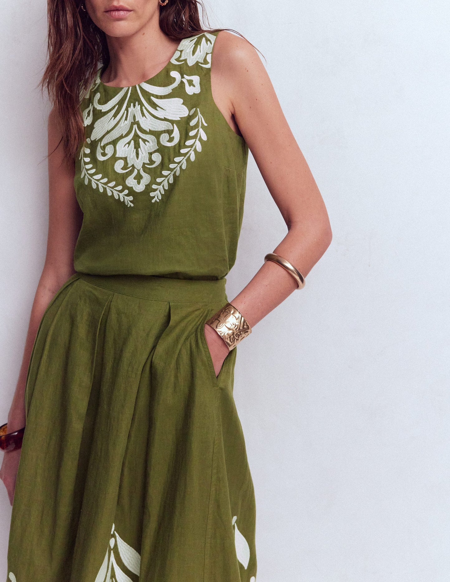 Sofia Besticktes Oberteil aus Leinen-Wintermoos, Naturweiße Stickerei