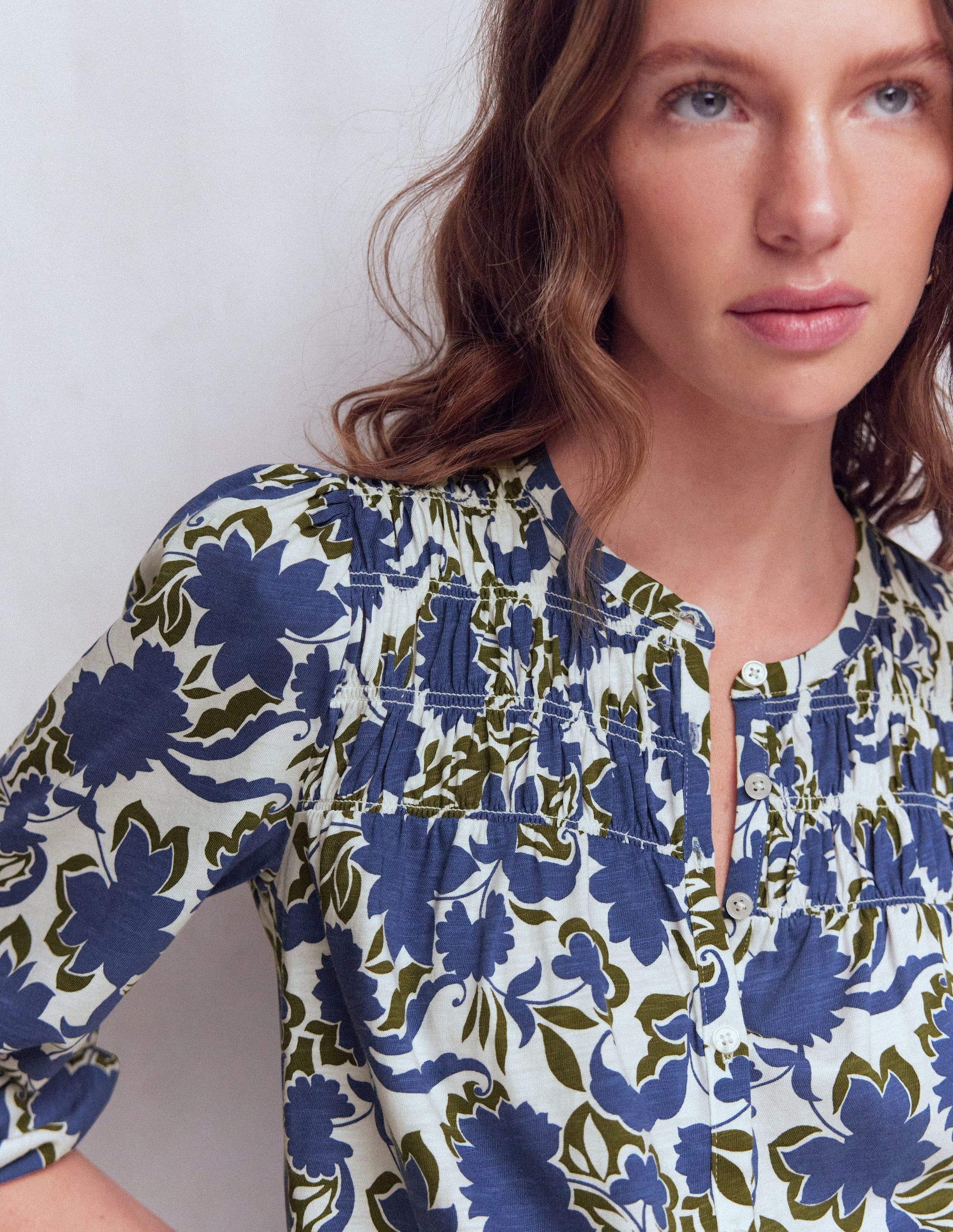 Chemise Mya smockée en jersey-Bleu marine authentique, motif Shadow Blossom - Image 2