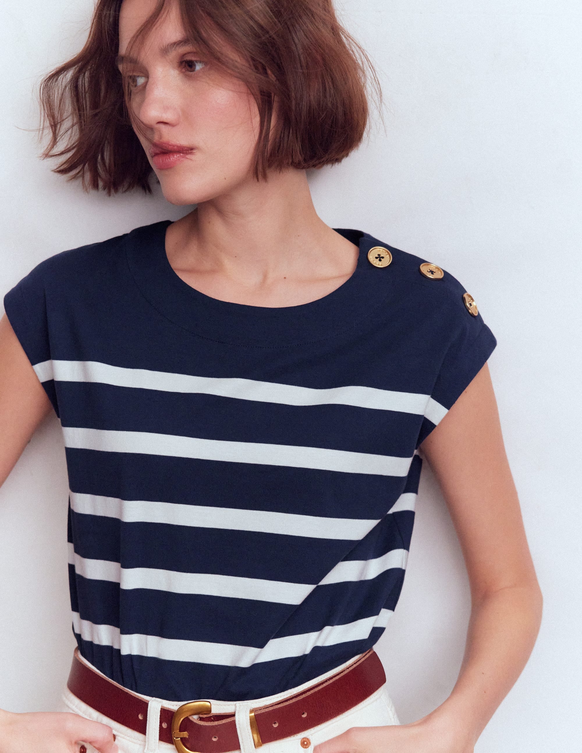 T-Shirt mit Knopfdetail-Marineblau und Naturweiß Gestreift - Image 1