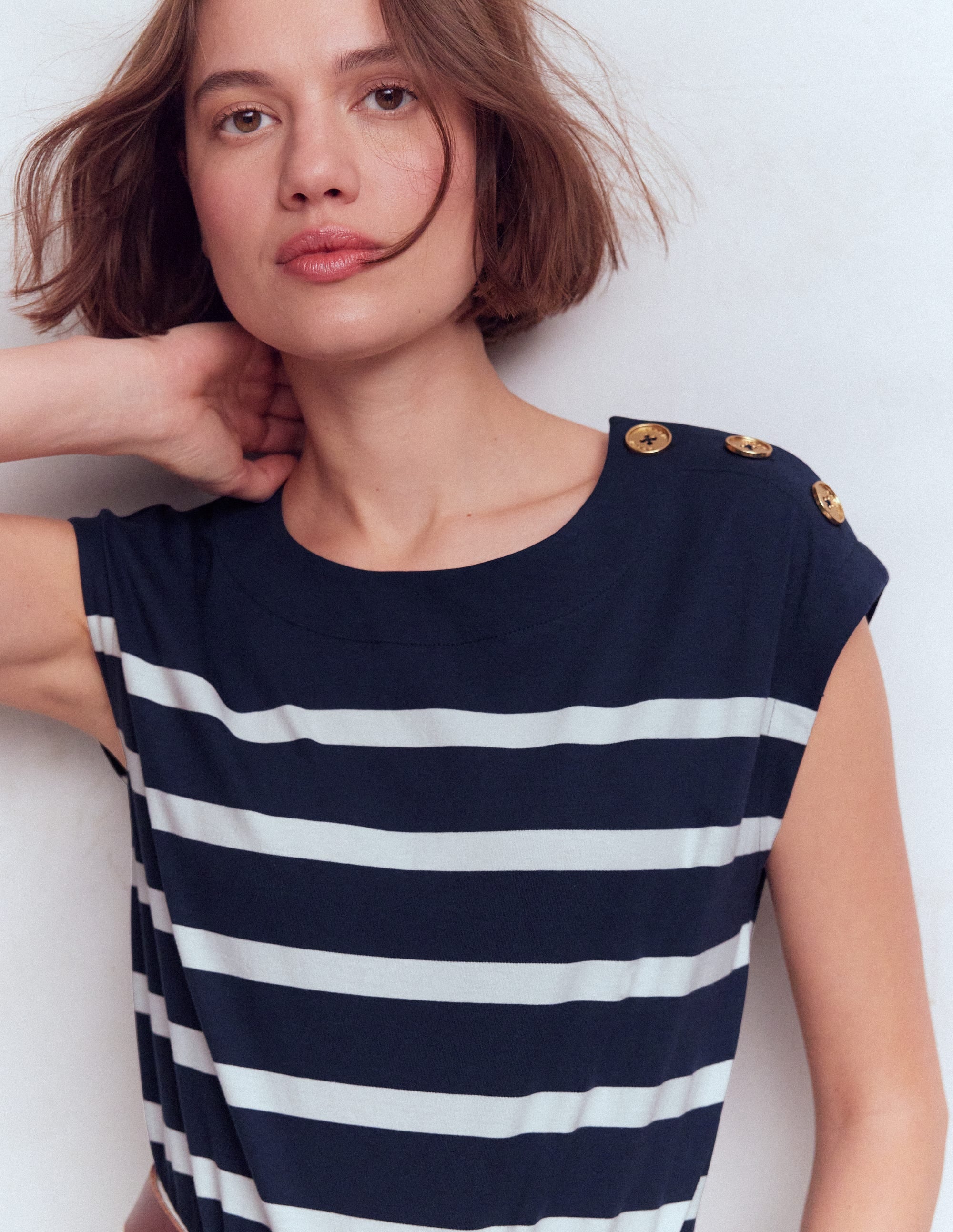 T-Shirt mit Knopfdetail-Marineblau und Naturweiß Gestreift - Image 2