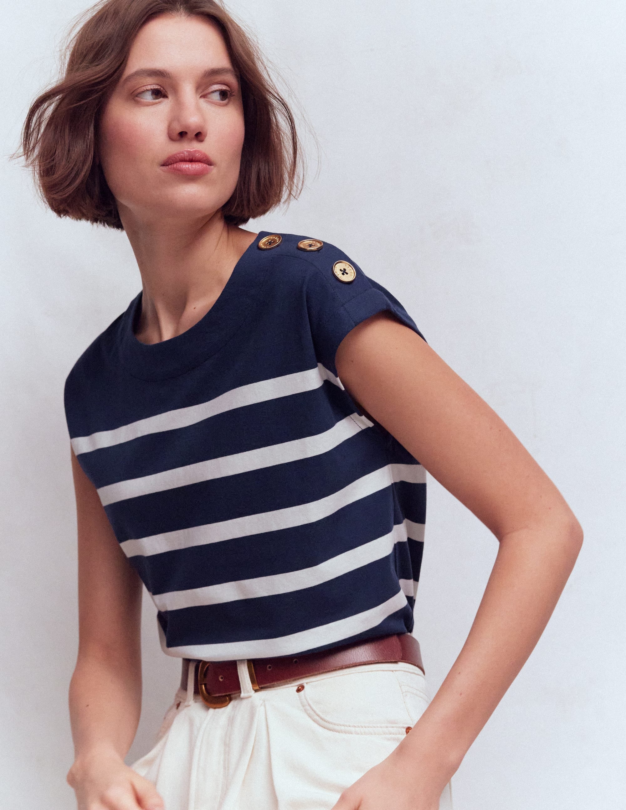 T-Shirt mit Knopfdetail-Marineblau und Naturweiß Gestreift - Image 4