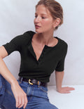 Kurzärmliges Henley-Shirt aus Rippstrick-Schwarz