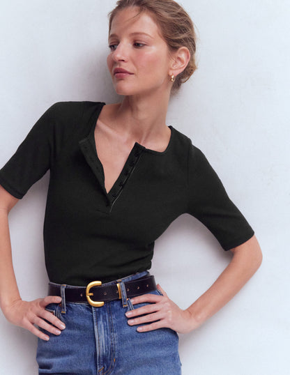 Kurzärmliges Henley-Shirt aus Rippstrick-Schwarz-4