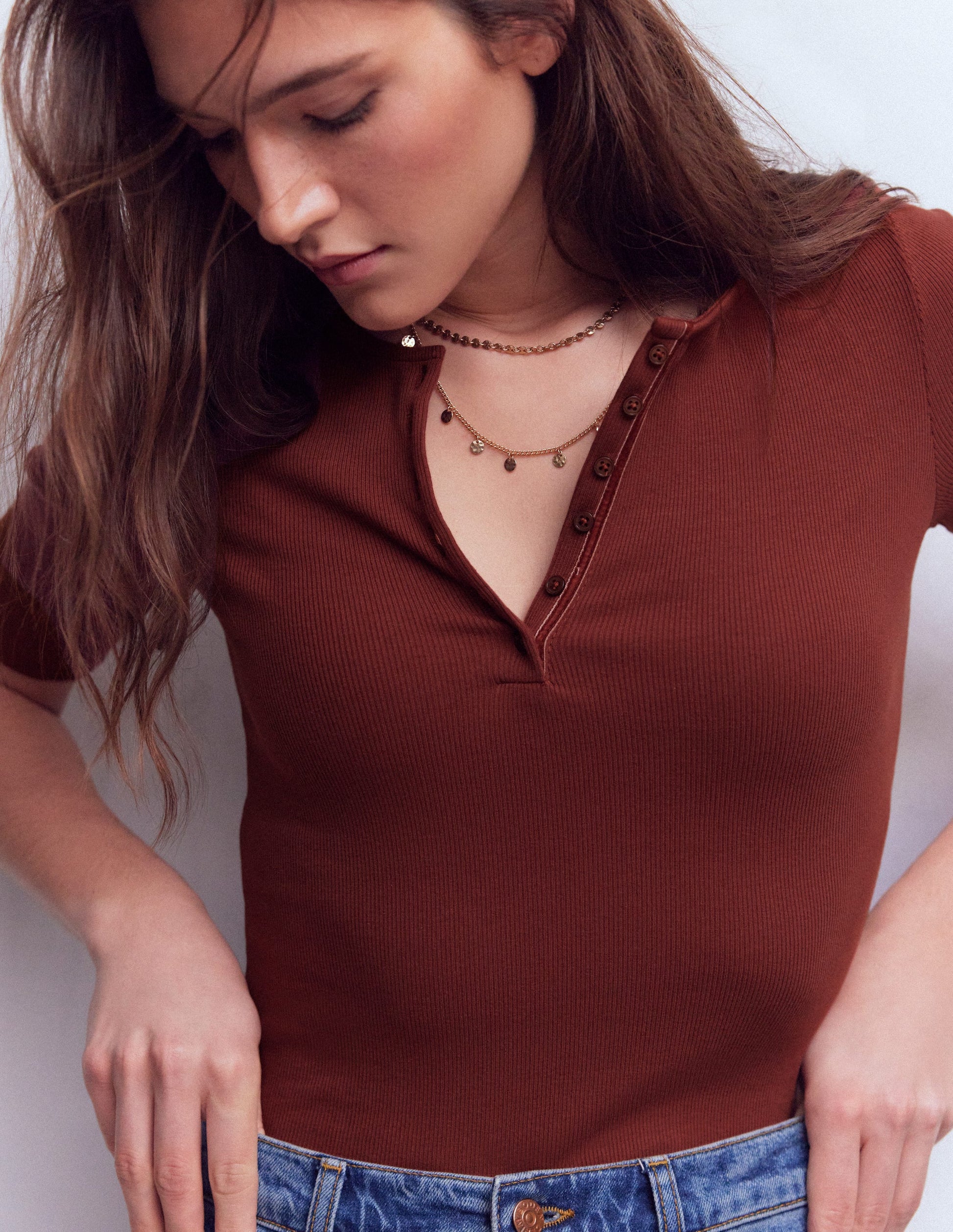 Kurzärmliges Henley-Shirt aus Rippstrick-Heiße Schokolade-2