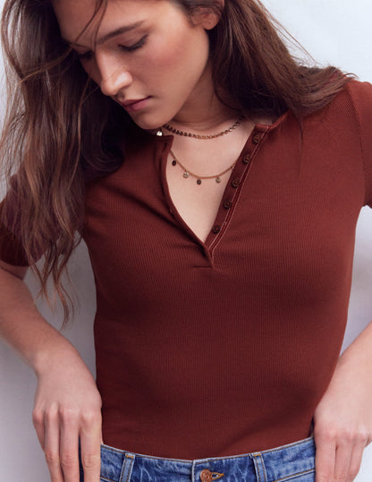 Kurzärmliges Henley-Shirt aus Rippstrick-Heiße Schokolade-2