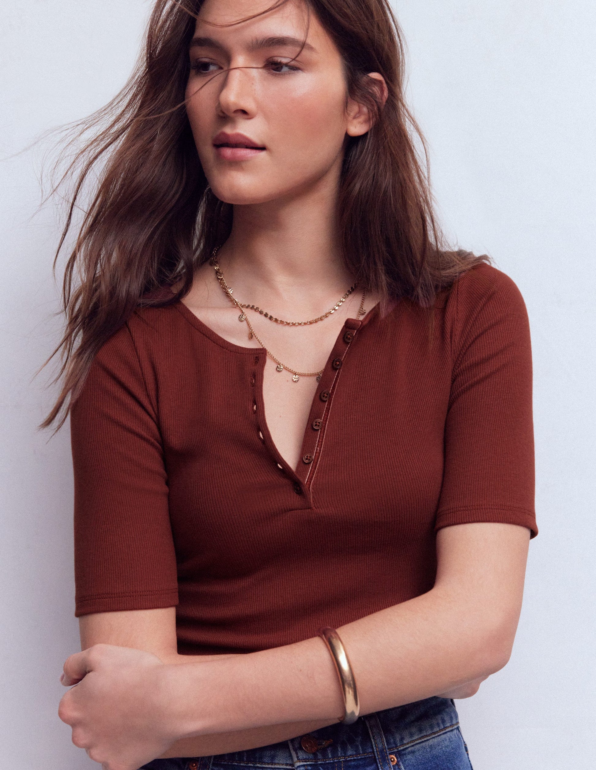 Kurzärmliges Henley-Shirt aus Rippstrick-Heiße Schokolade-4