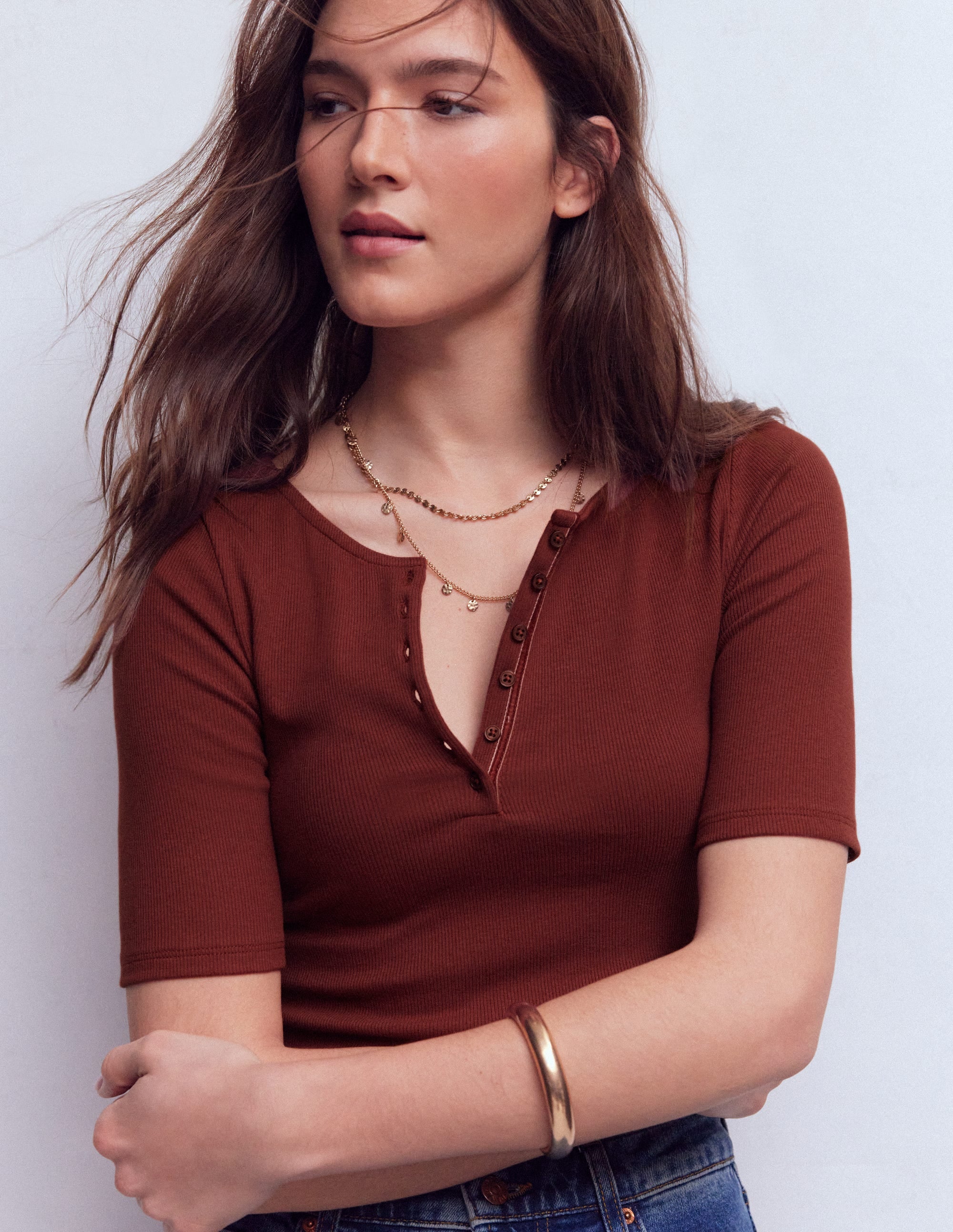 Kurzärmliges Henley-Shirt aus Rippstrick-Rostbraun - Image 4