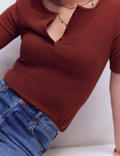 Kurzärmliges Henley-Shirt aus Rippstrick-Heiße Schokolade-5