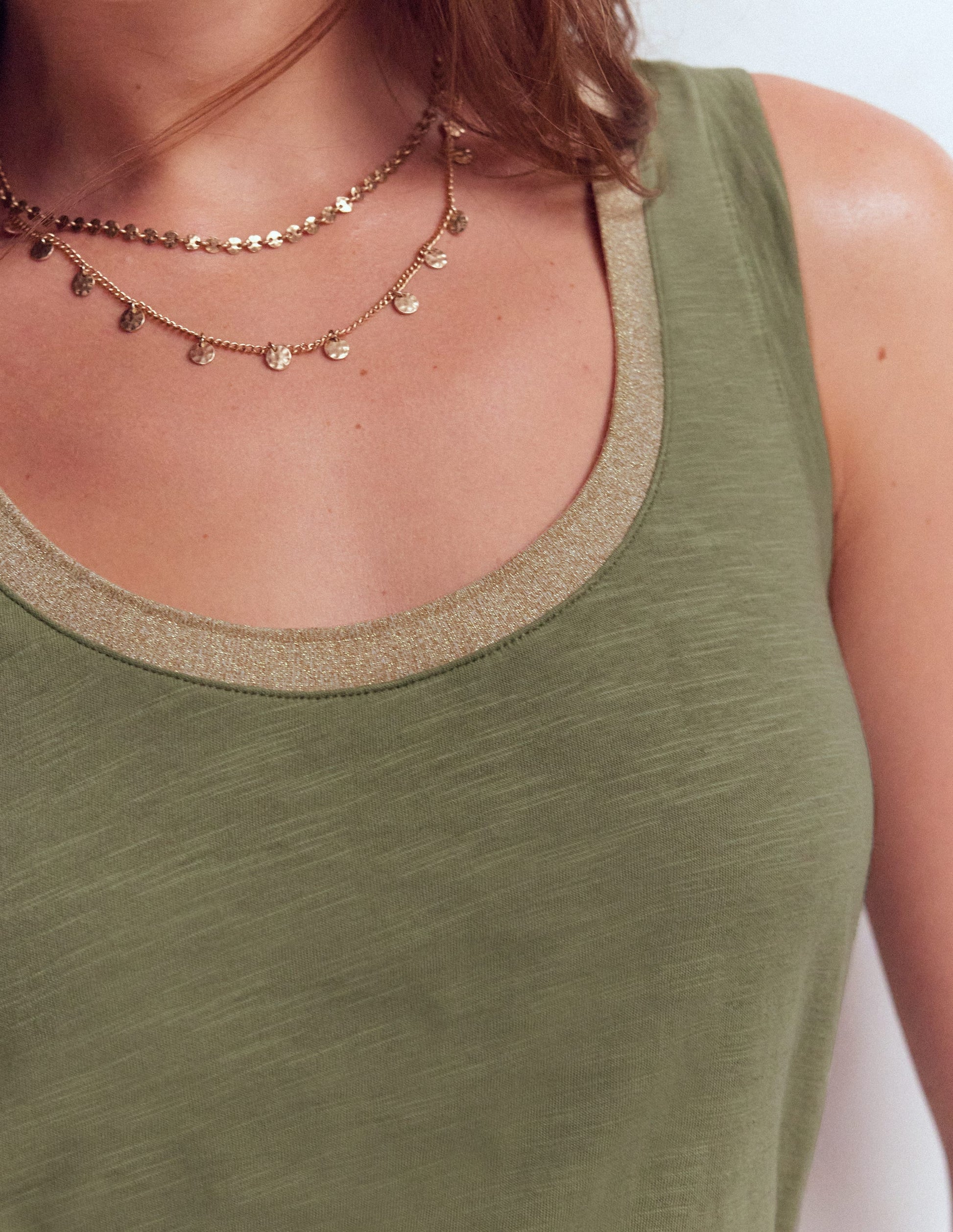 Top mit Metallic-Besatz und tiefem Rundhalsausschnitt-Lärchengrün-2