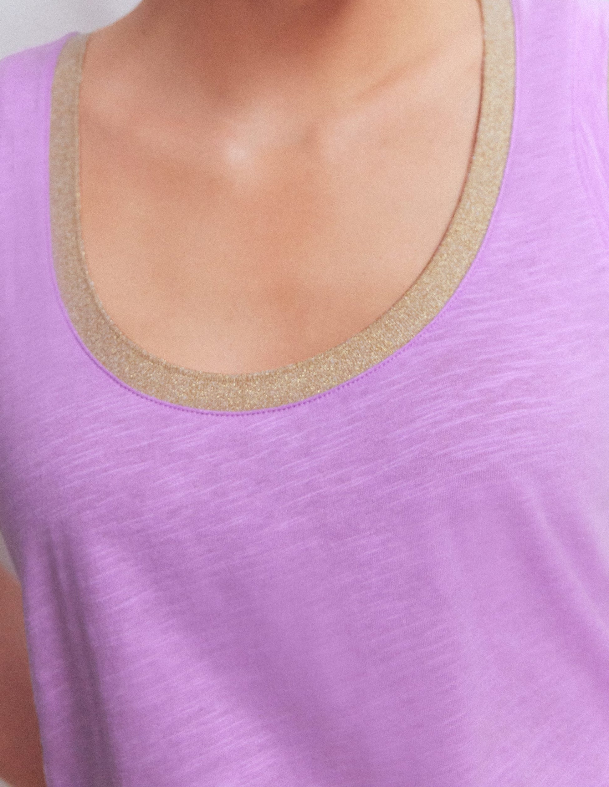 Top mit Metallic-Besatz und tiefem Rundhalsausschnitt-Lupine-2