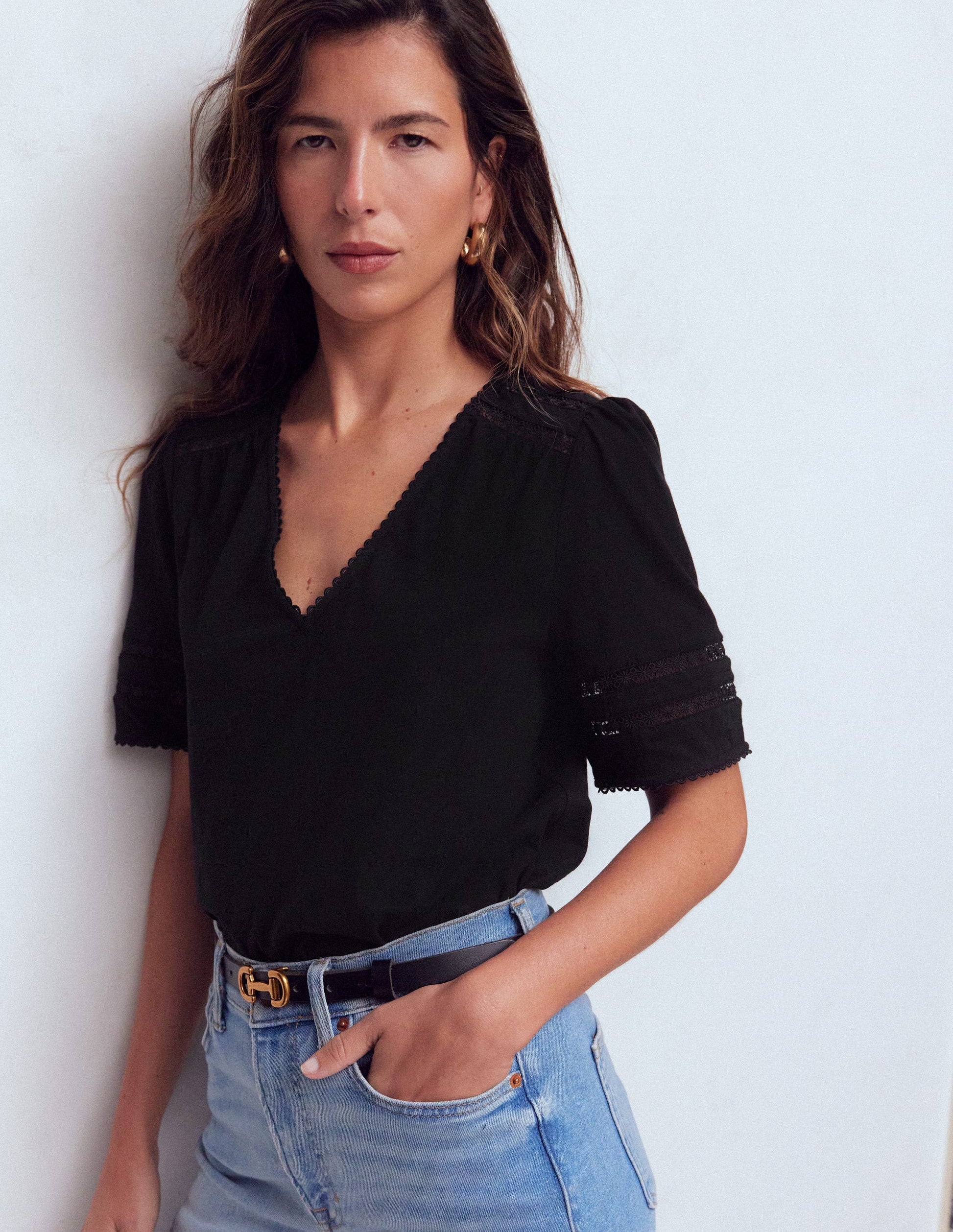 Poppy T-Shirt mit Besatz und V-Ausschnitt-Schwarz-1