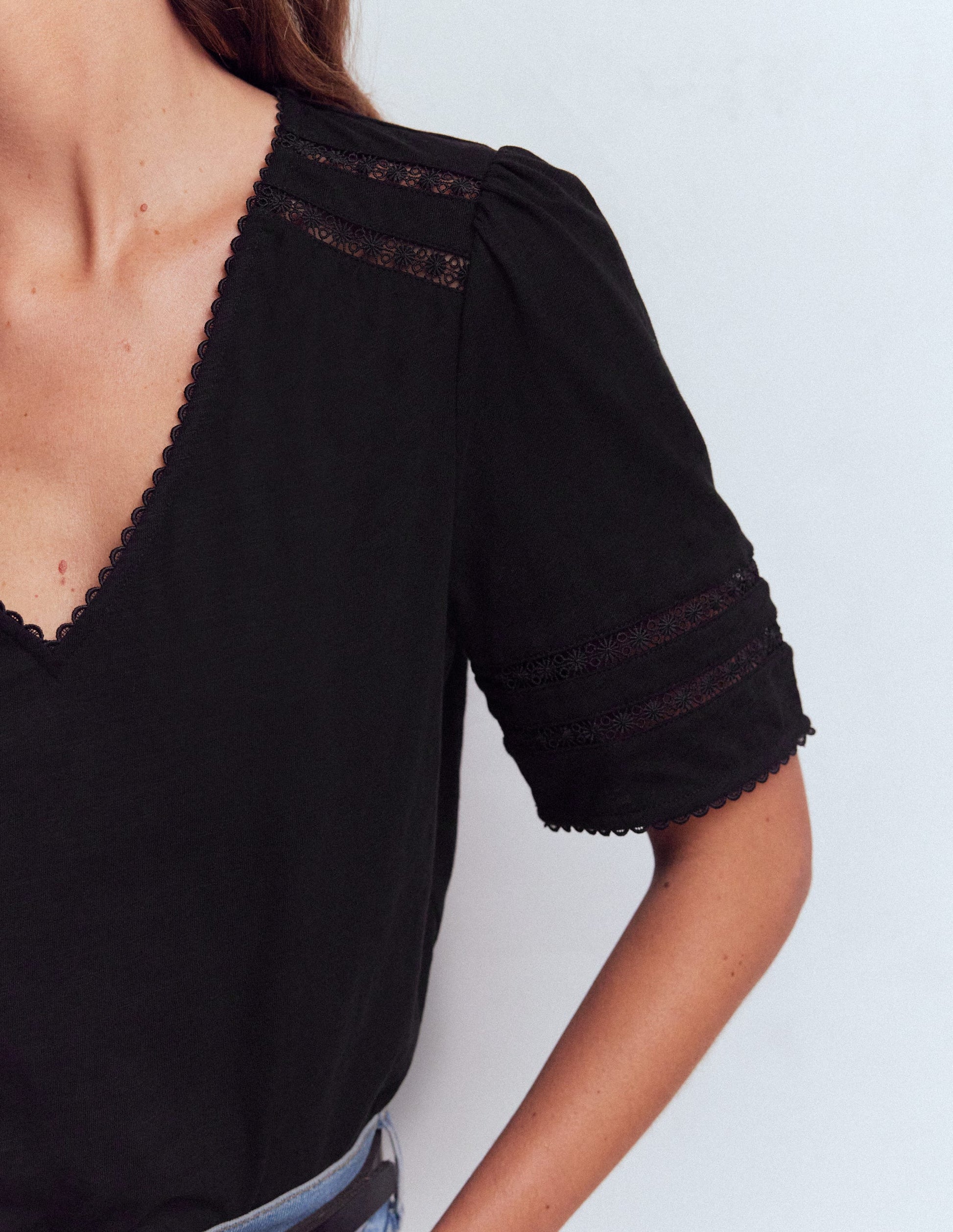 Poppy T-Shirt mit Besatz und V-Ausschnitt-Schwarz-2