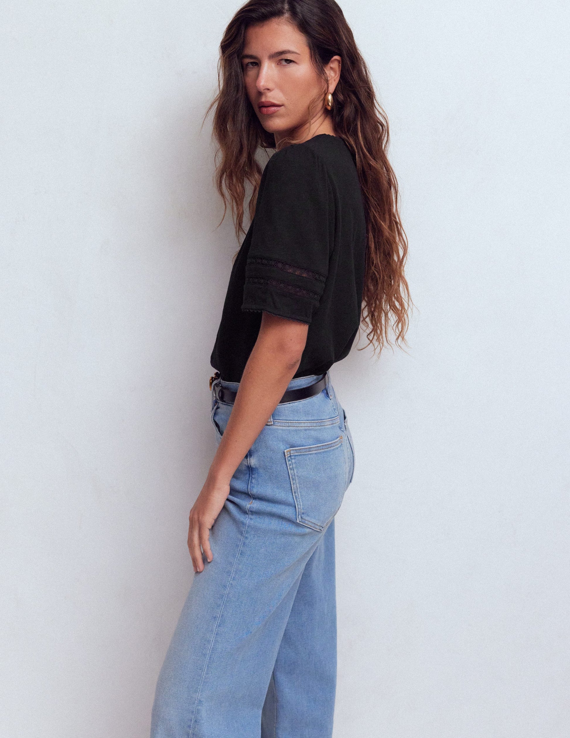 Poppy T-Shirt mit Besatz und V-Ausschnitt-Schwarz-4