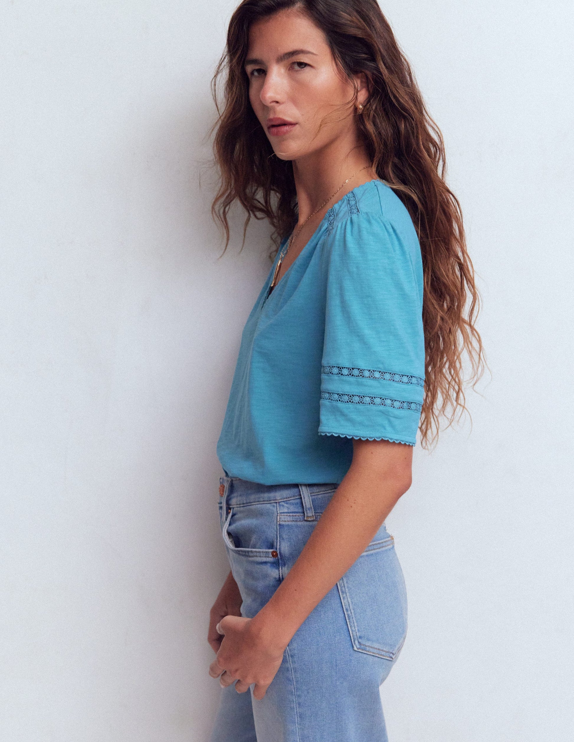 T-shirt Poppy col V à détails-Bleu azur-5