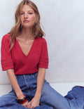 T-shirt Poppy col V à détails-Rouge terre cuite