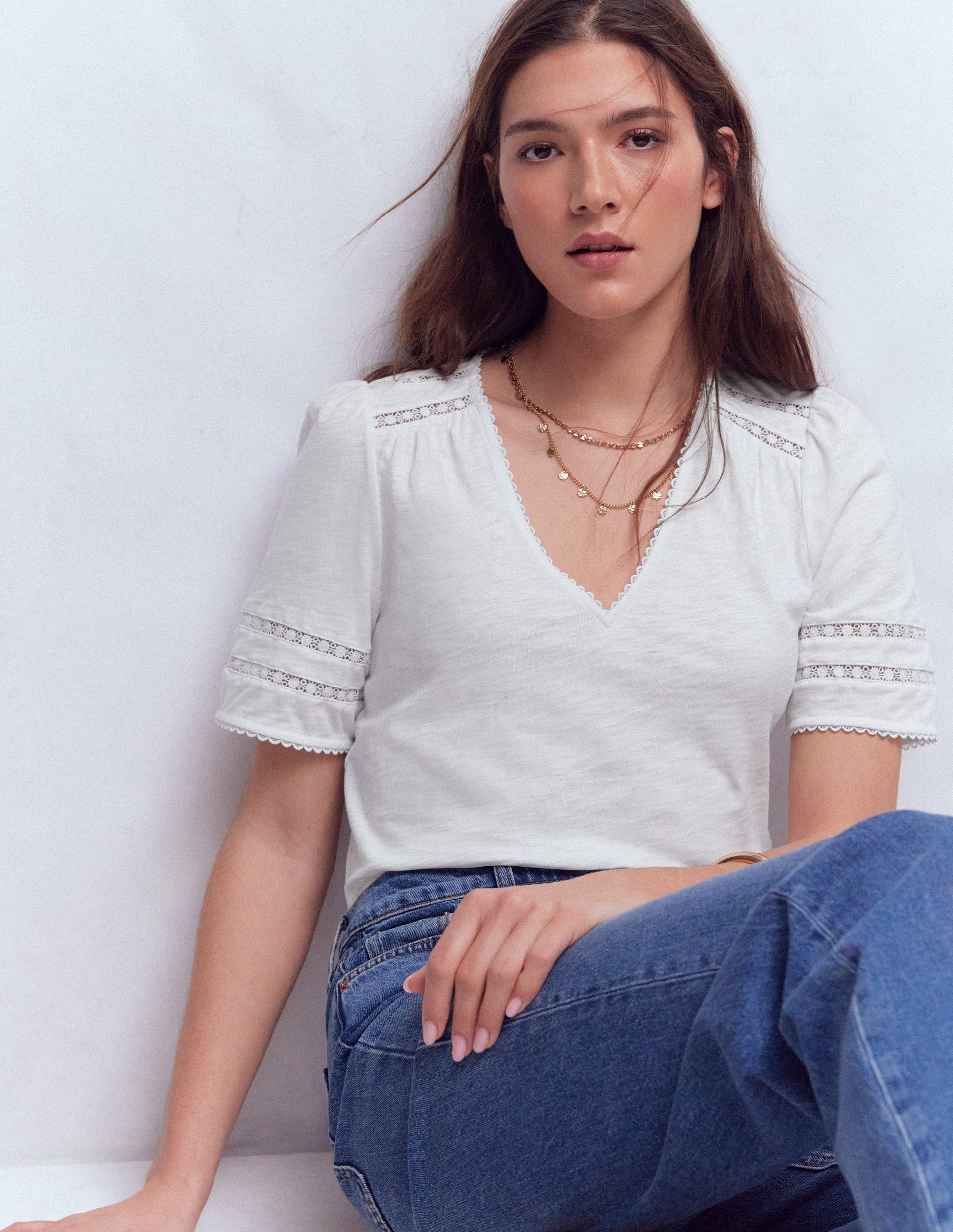 Poppy T-Shirt mit Besatz und V-Ausschnitt-Weiß-4