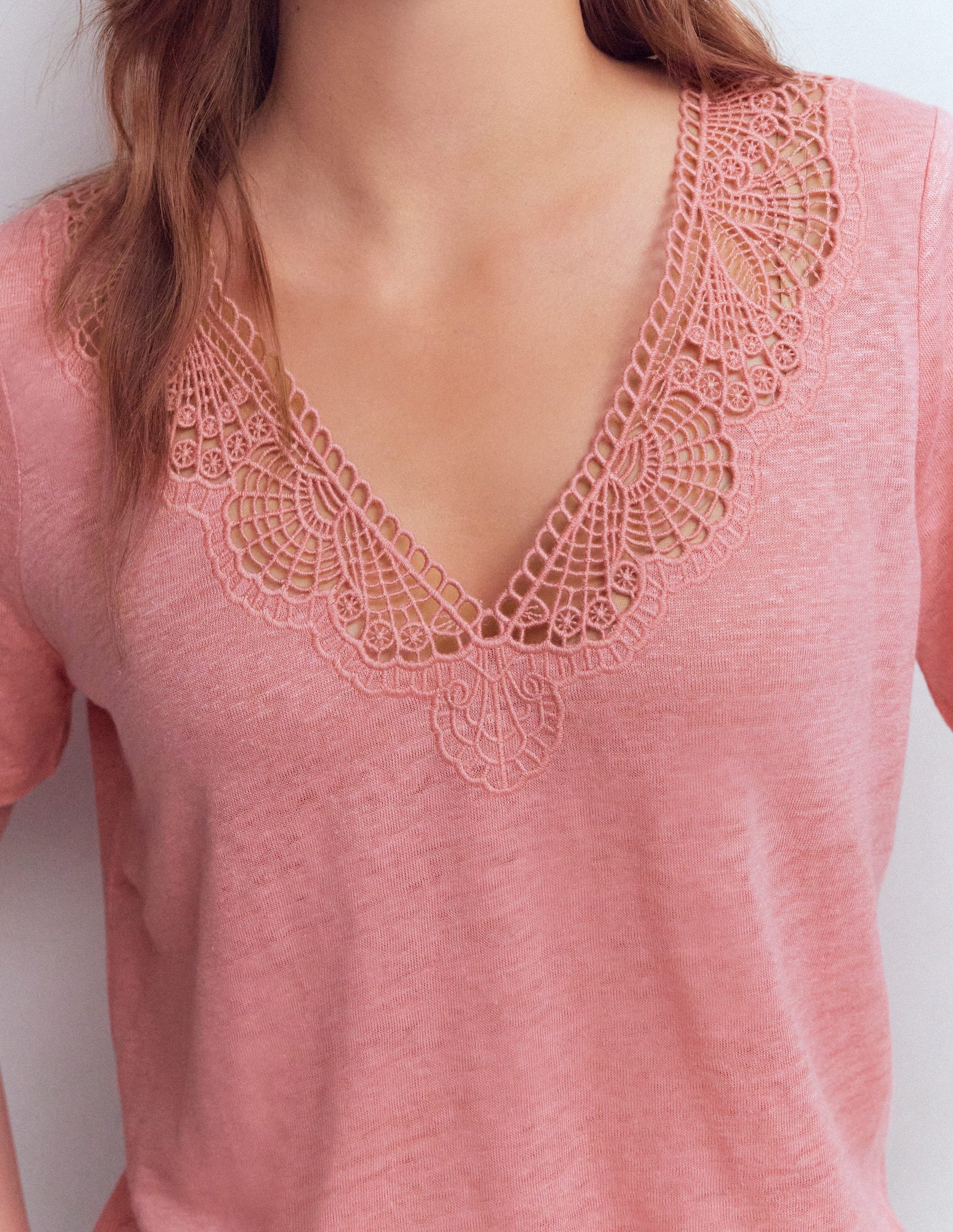 Tara T-Shirt aus Leinen mit Spitzenbesatz-Mandelblütenrosa-2