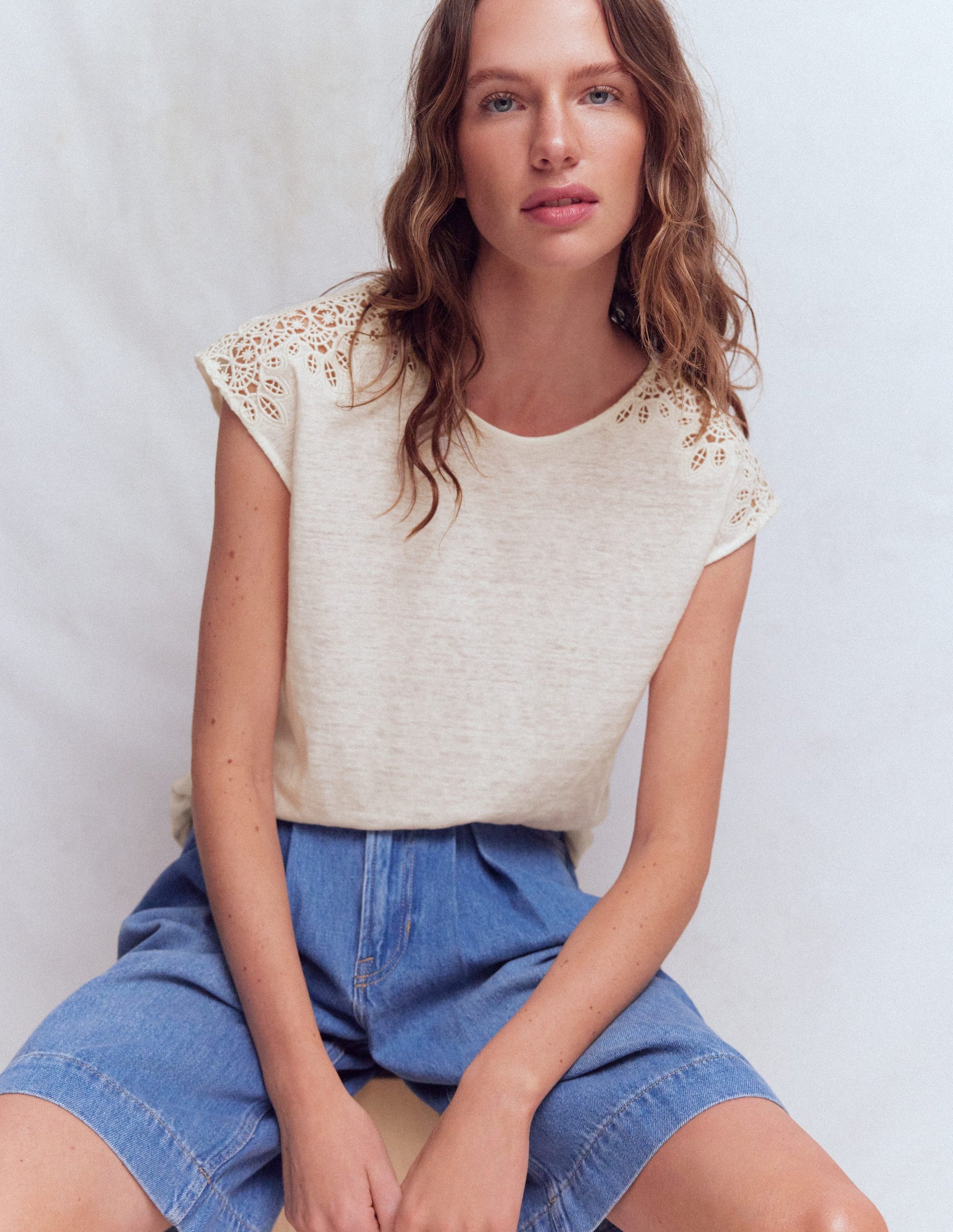 Tara Leinen-T-Shirt mit Cutwork-Naturweiß-1