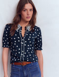 Nessa Bluse mit Lochstickerei am Kragen-Gemalte Tupfen
