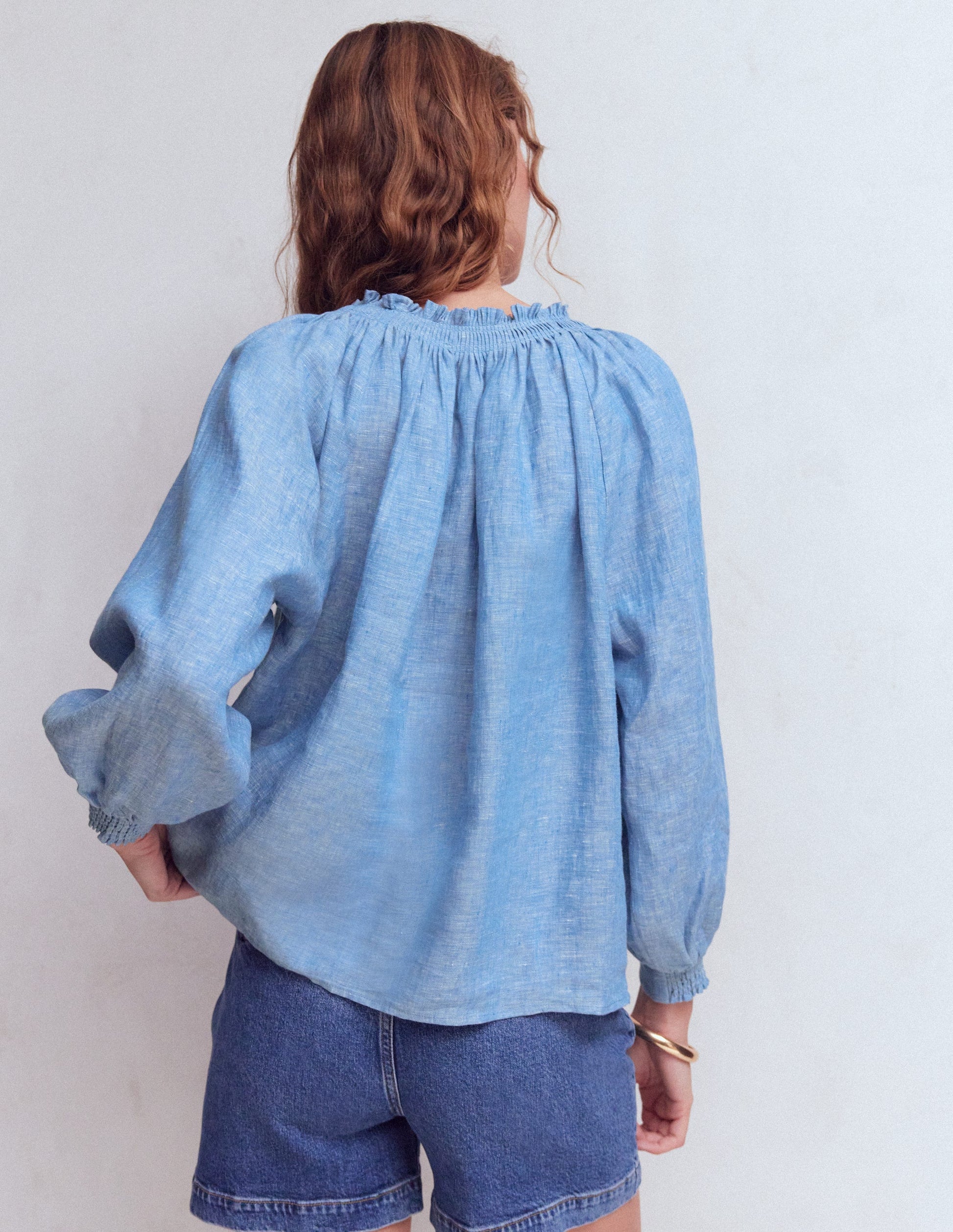 Serena Leinenoberteil mit Faltendetail am Ausschnitt-Blauer Faux-Uni-3