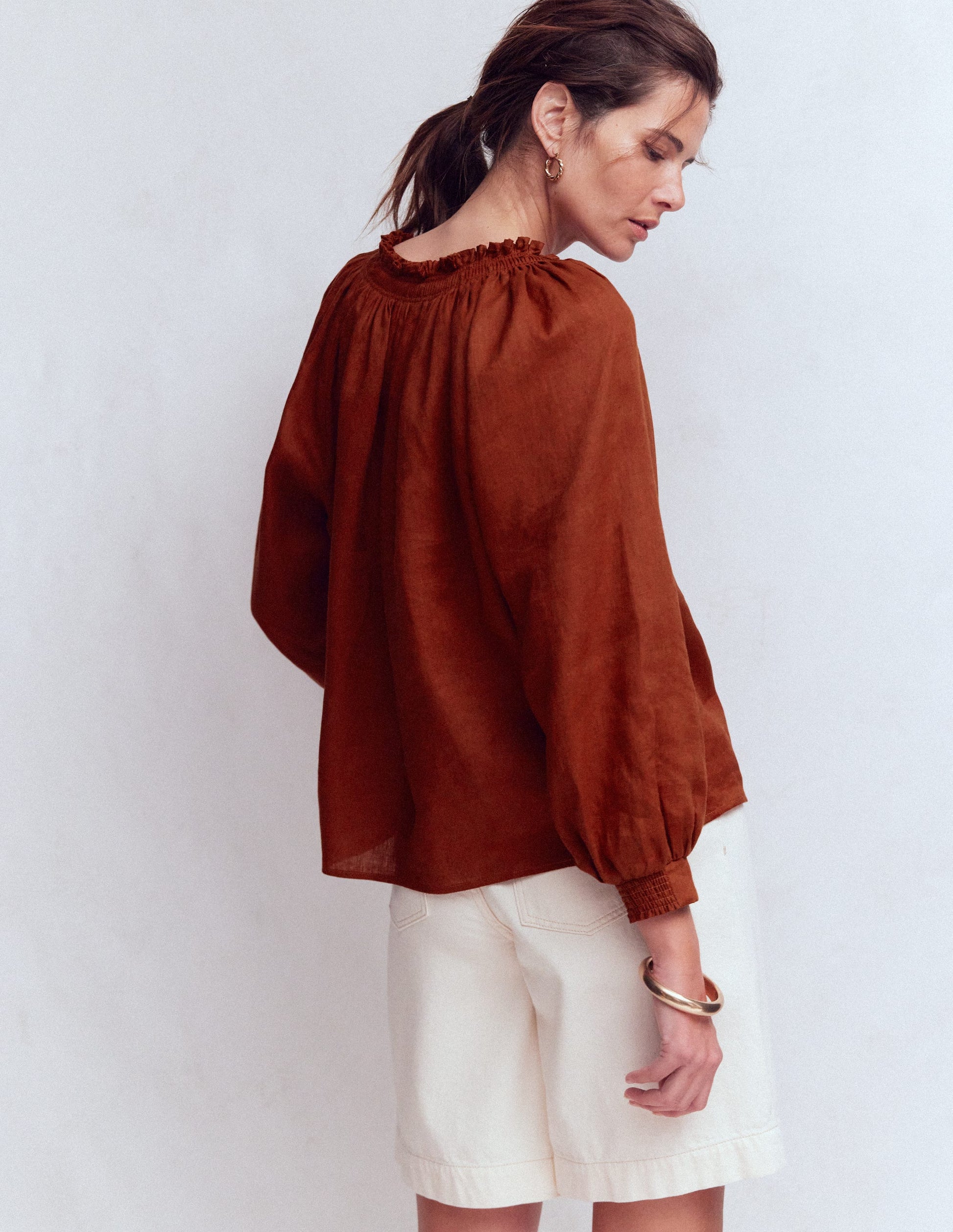 Serena Leinenoberteil mit Faltendetail am Ausschnitt-Gebranntes Henna-3