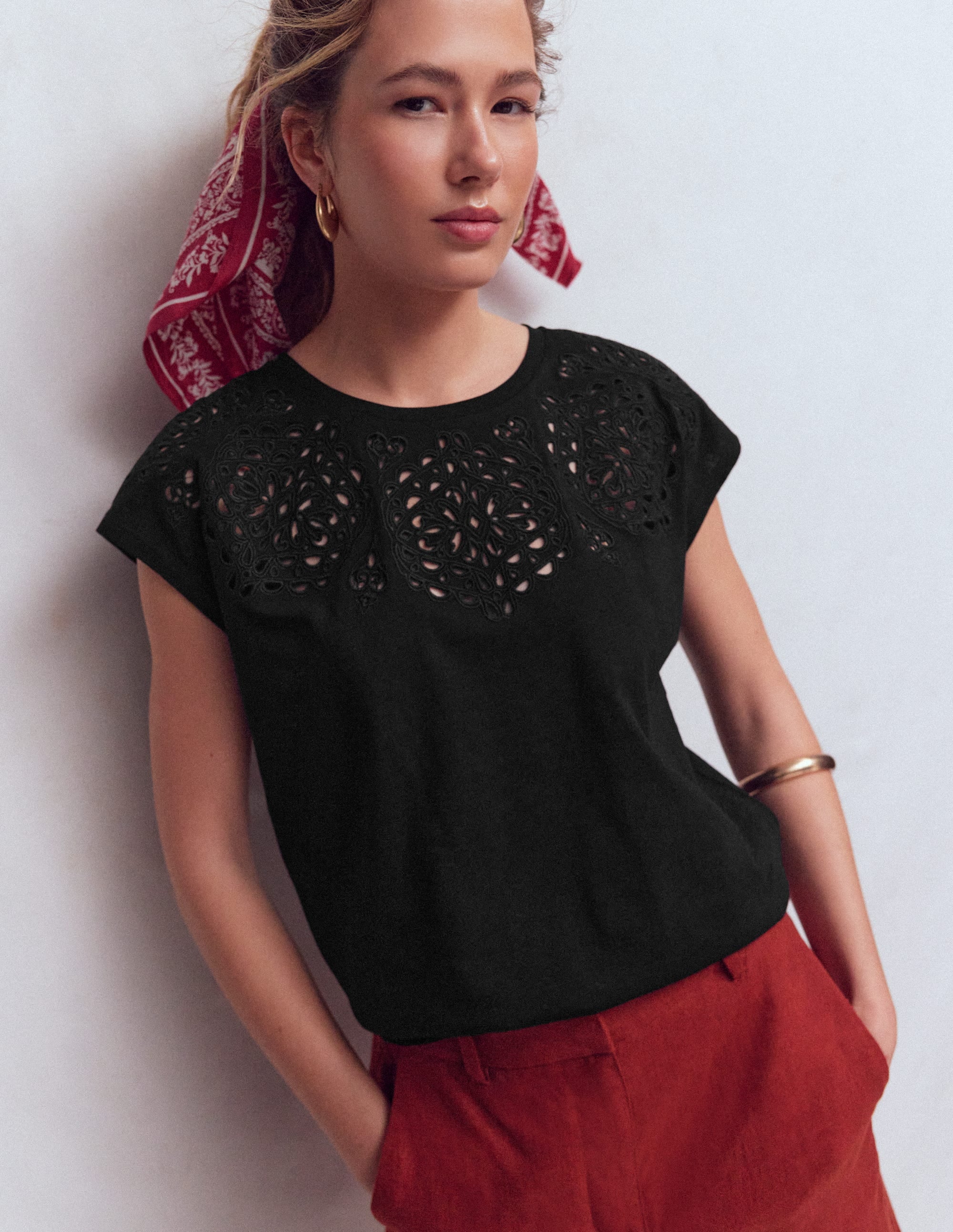 Willow T-Shirt mit Lochstickerei-Black Beauty - Image 1