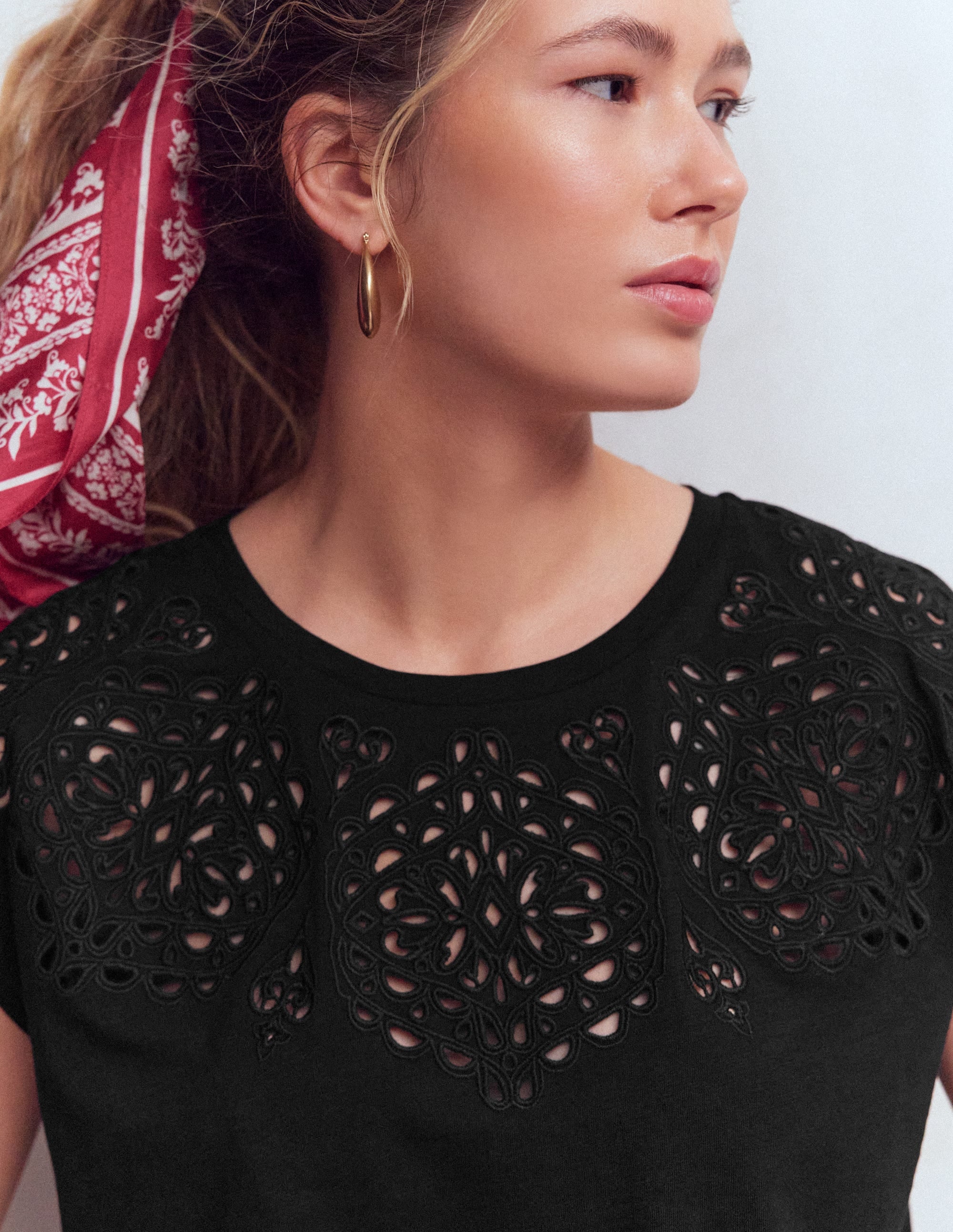 Willow T-Shirt mit Lochstickerei-Black Beauty - Image 2