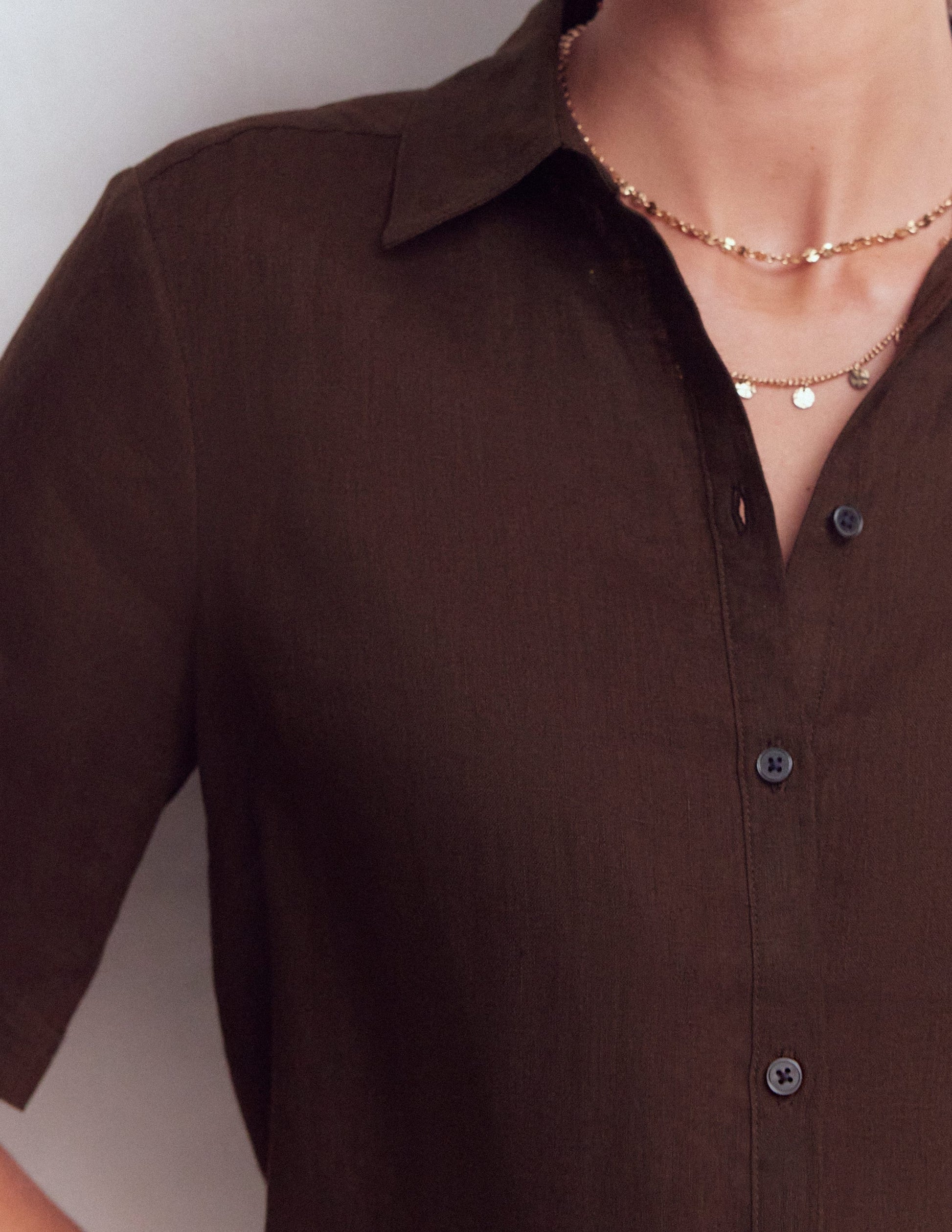 Kurzärmliges Leinenhemd-Bitterschokolade-2