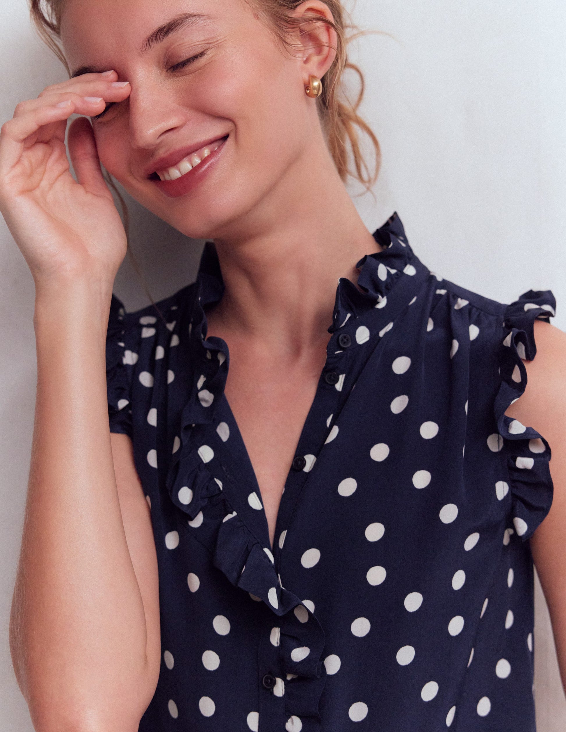 Isabel Ärmelloses Seidenoberteil-Französisches Marineblau, Gemalte Tupfen-2