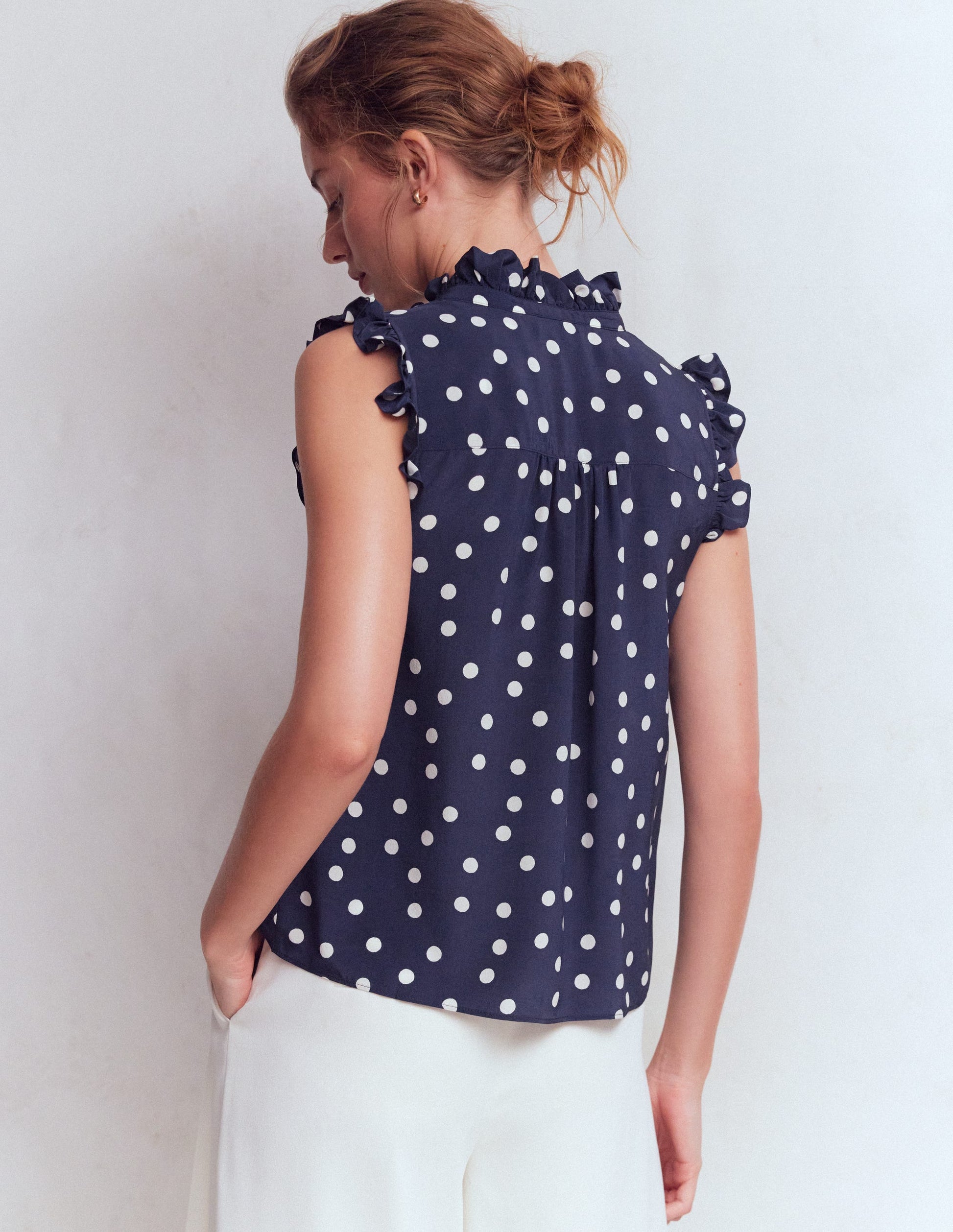Isabel Ärmelloses Seidenoberteil-Französisches Marineblau, Gemalte Tupfen-3