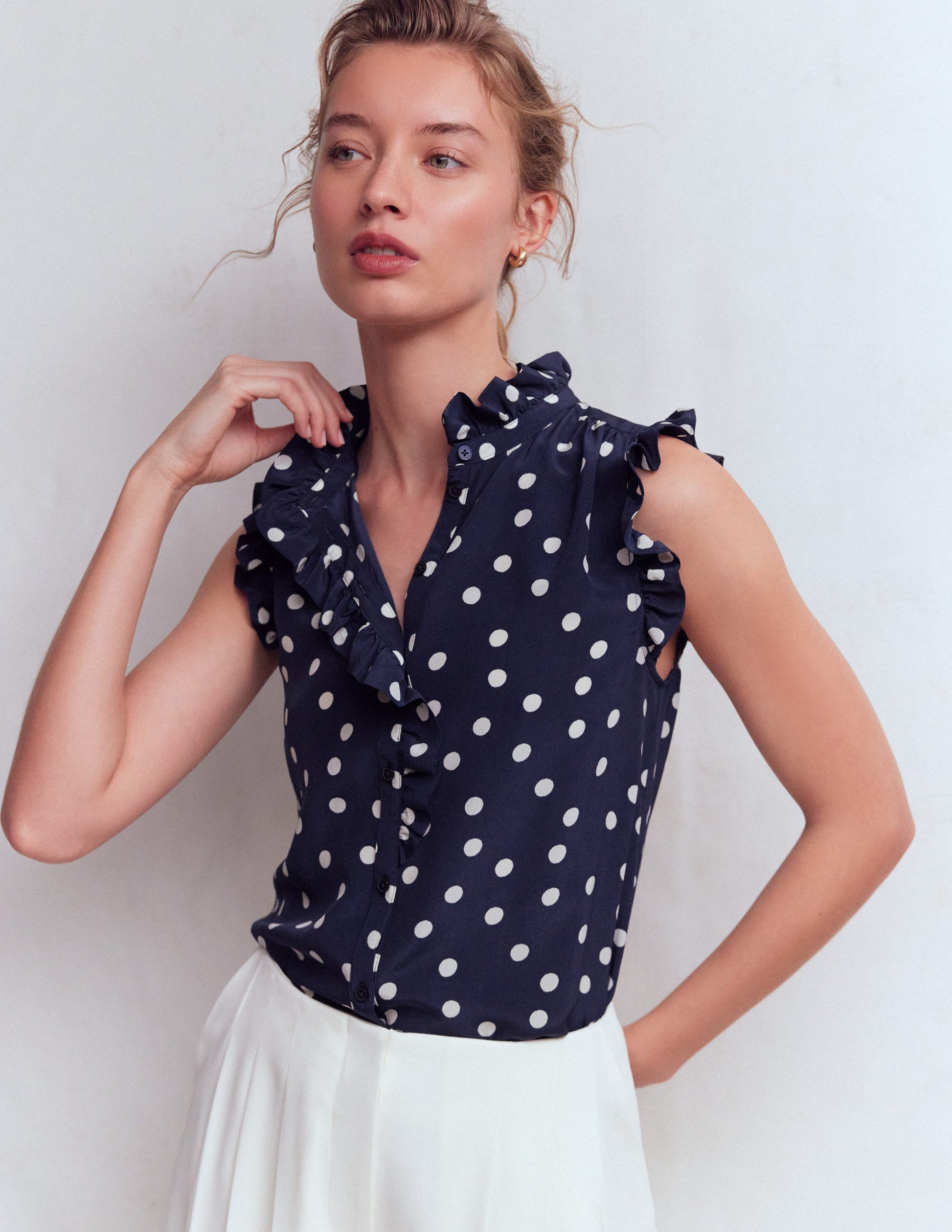 Isabel Ärmelloses Seidenoberteil-Französisches Marineblau, Gemalte Tupfen-5