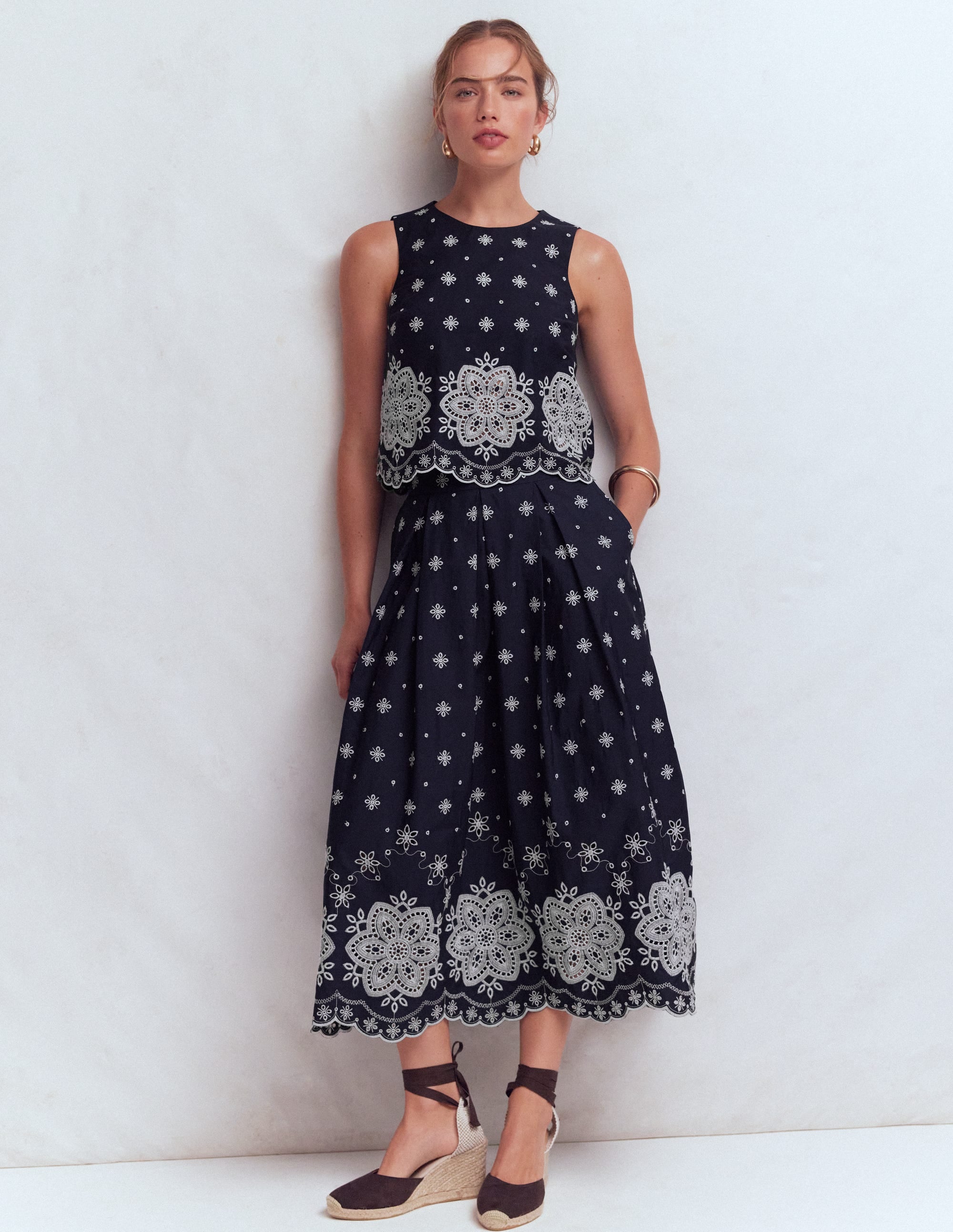 Débardeur Sofia à broderie anglaise-Bleu marine - Image 1
