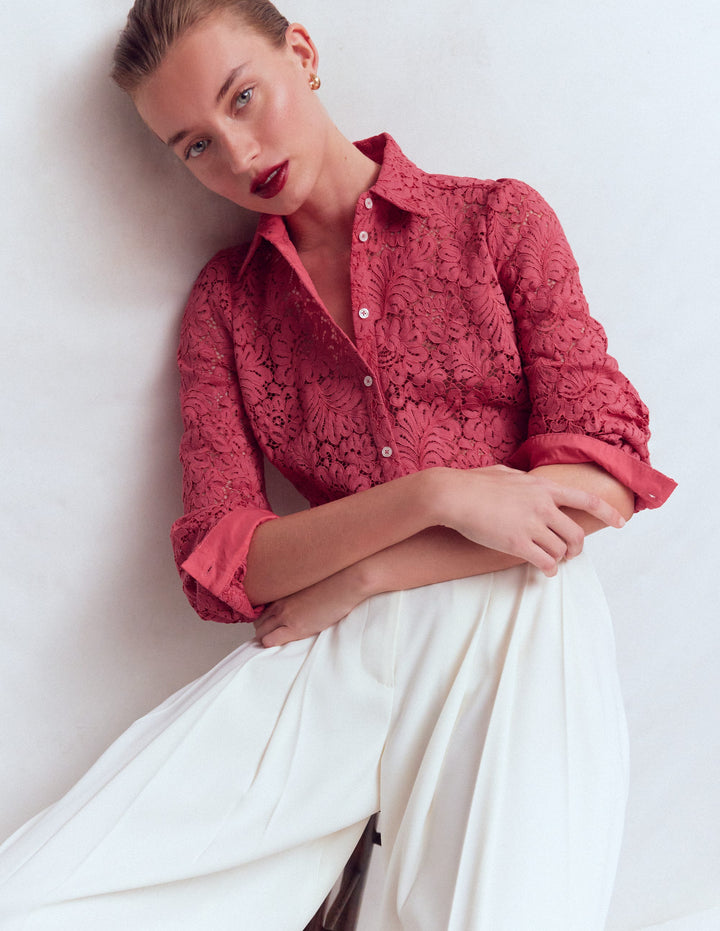 Cara Spitzenhemd-STECHPALMENBEERE (17-1633 TCX)