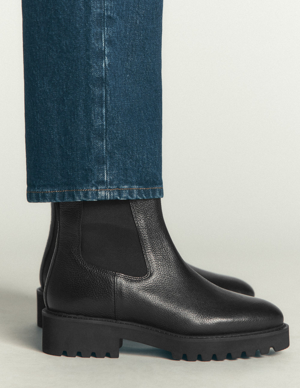 Jessie Chunky Chelsea Boots-Black - Image 2