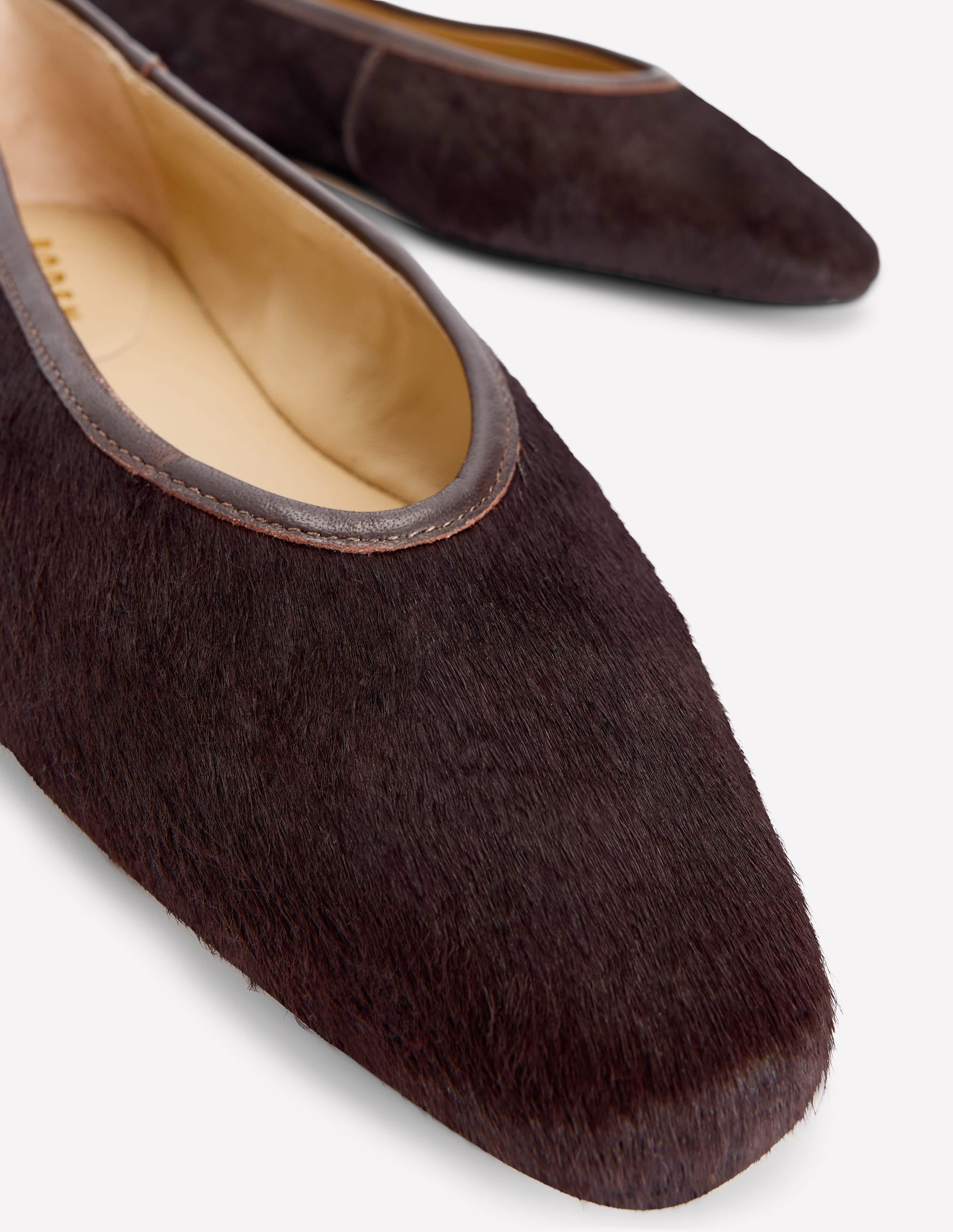 Nadia Flache Schuhe mit geformter Zehenpartie-Bitterschokolade - Image 4