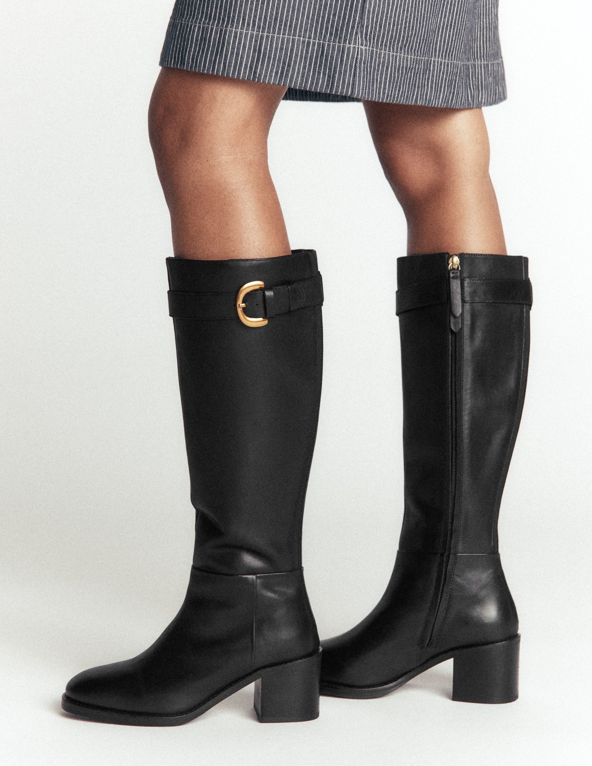 Kniehohe Stiefel mit Schnallendetail-Schwarz - Image 2