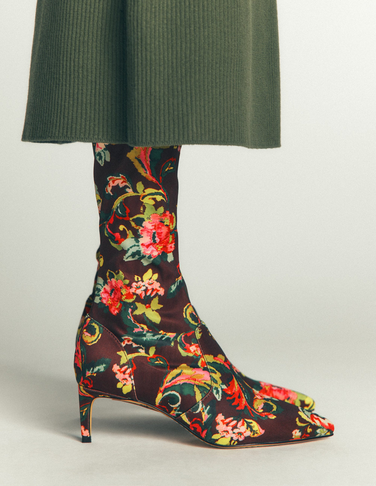 Stretch-Stiefel mit Kitten-Absatz-Blumenmuster-3