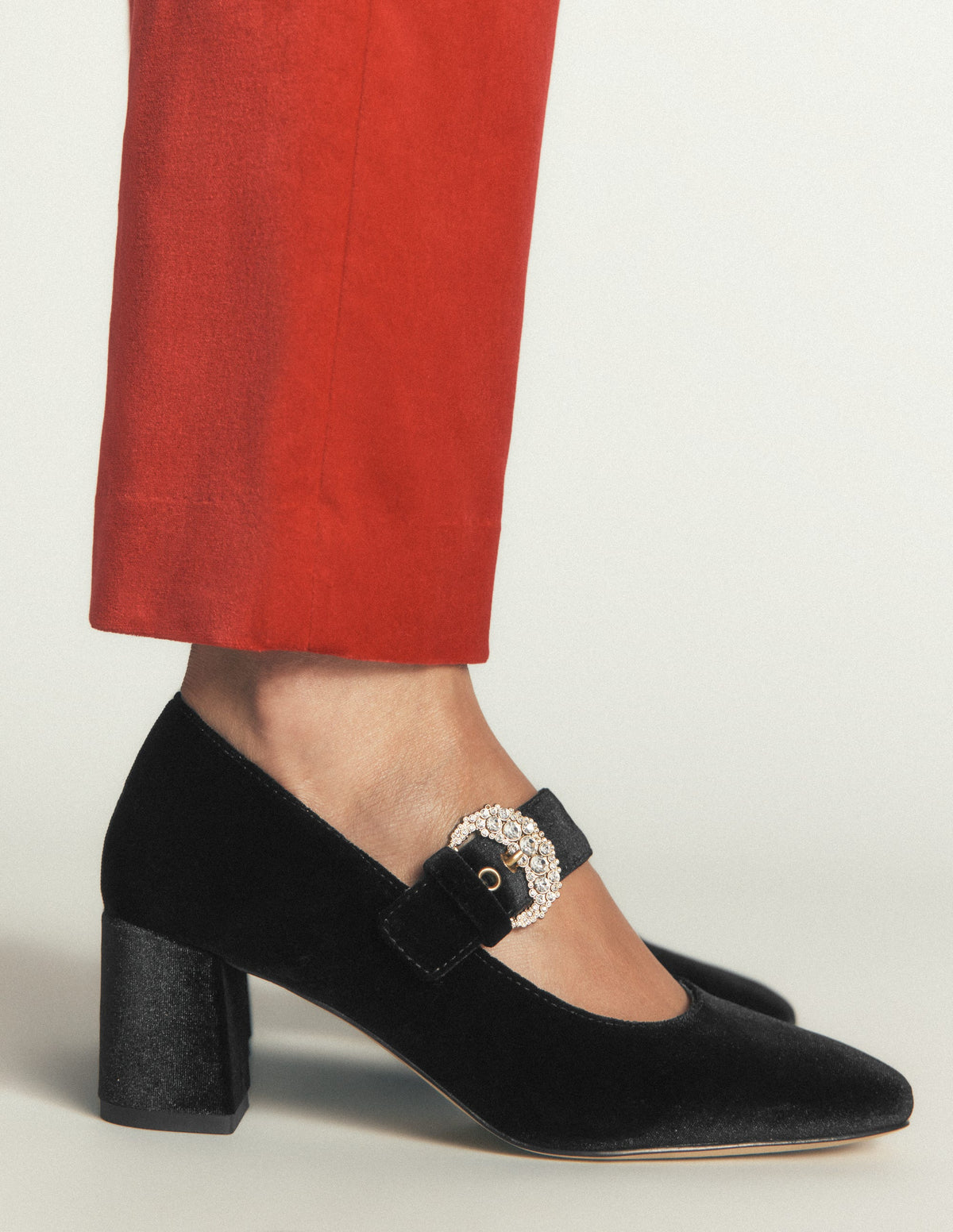 Pumps mit Schnallenriemen und Blockabsatz-Schwarz Samt - Image 2