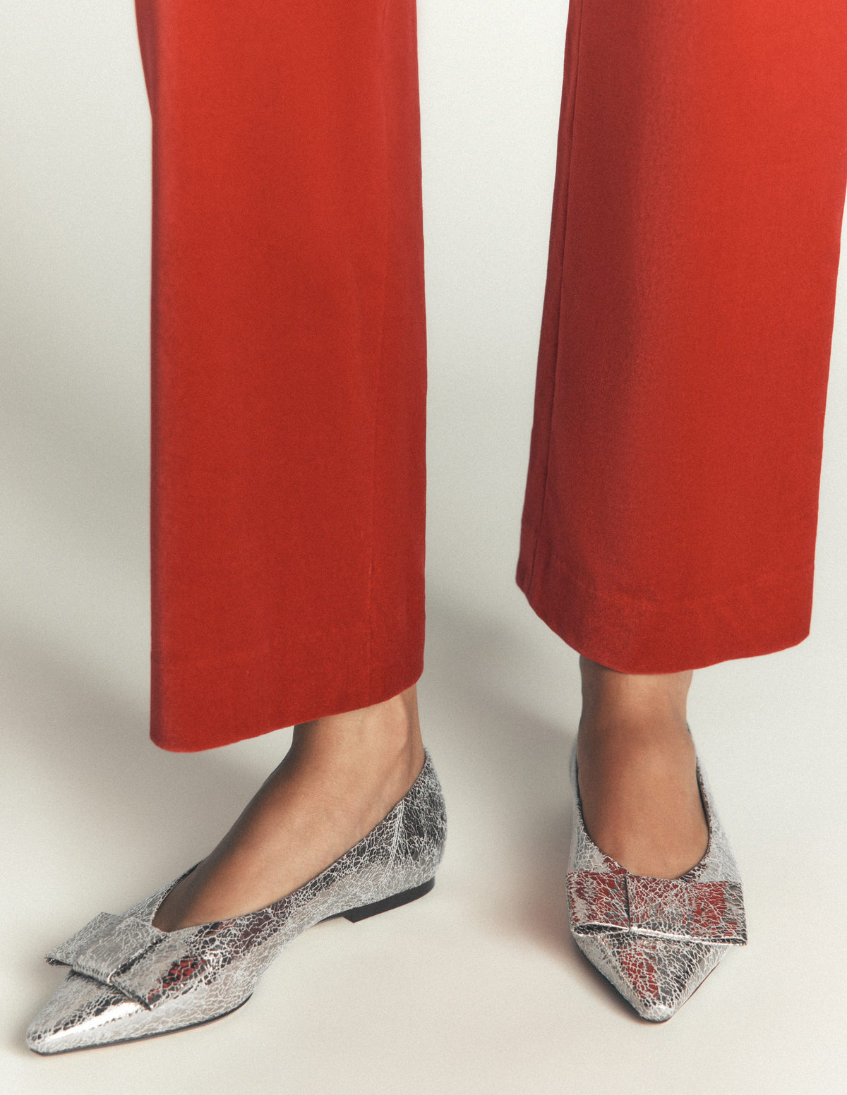 Nigella Flache Schuhe mit spitzer Zehenpartie und Schleife-Silber-Metallic - Image 2