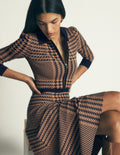 Robe Fiona zippée sur le devant en maille-Carreaux camel et bleu marine